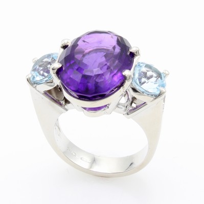 Image Ring mit Farbsteinen und Brillanten, WG 750/000, ovaler, fac. Amethyst, seitl. m. 2 fac. ...