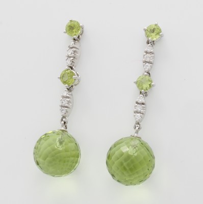 Image Paar Ohrgehänge mit Peridots und Brillanten, WG 750/000, 4 fac. Peridots u. 2 fac. ...