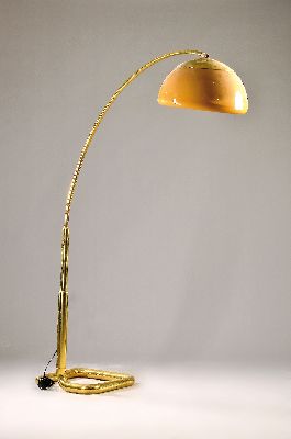 Image 26824678 - Große Designlampe, wohl 70er/80er Jahre, Messingfuß, Kunststoffschirm, ...