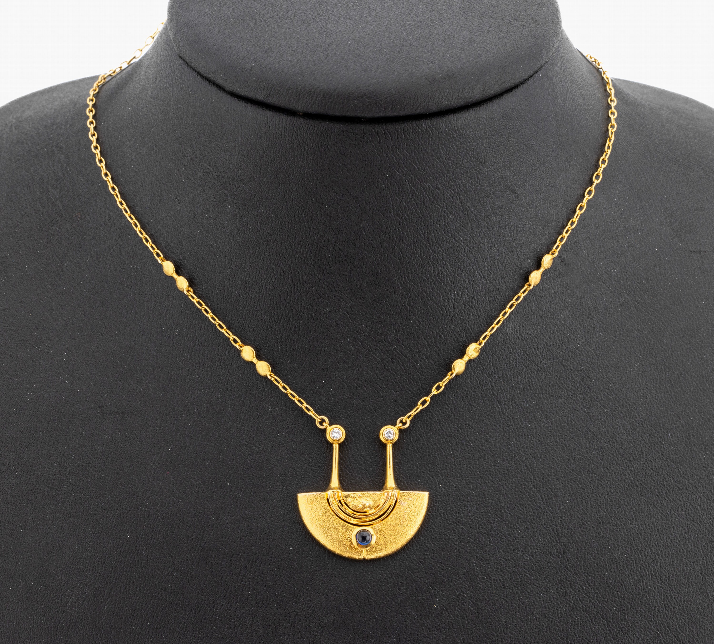 14 kt Gold Saphir-Brillant-Collier, GG 585/000, Mittelteil halbrund, Oberfläche strukt., 1 runder Saphir-Cabochon ca. 0.20 ct,2 Brillanten zus. ca. ...
