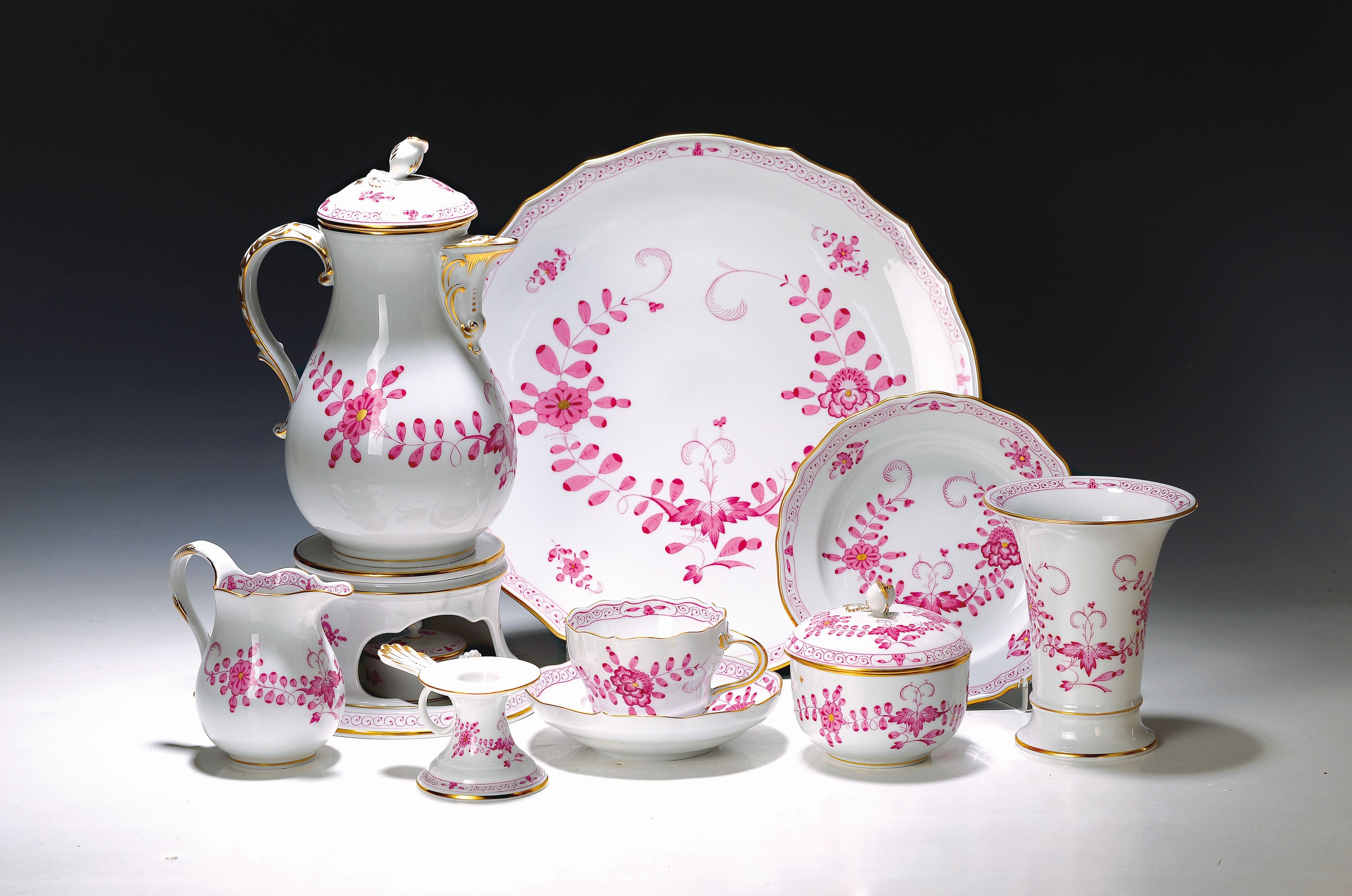 Kaffeeservice, Meissen, 20.Jh., indische Malerei purpur, 2.Wahl, Porzellan, Goldstaffage, 6 Tassen mit UT, 6 Kuchenteller, Kaffeekanne mit Stövchen, ...