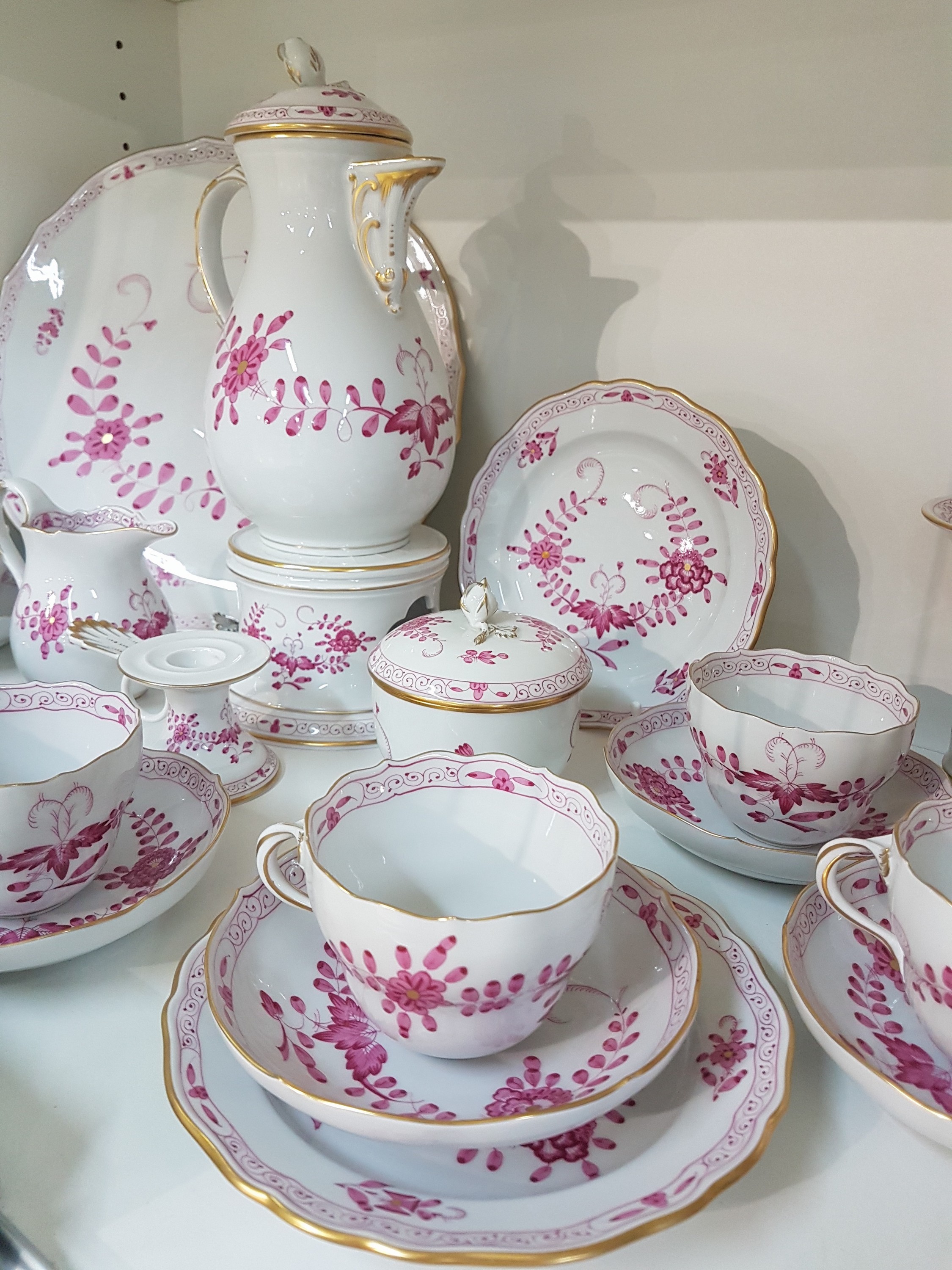 Detail a: Kaffeeservice, Meissen, 20.Jh., indische Malerei purpur, 2.Wahl, Porzellan, Goldstaffage, 6 Tassen mit UT, 6 Kuchenteller, Kaffeekanne mit Stövchen, ...