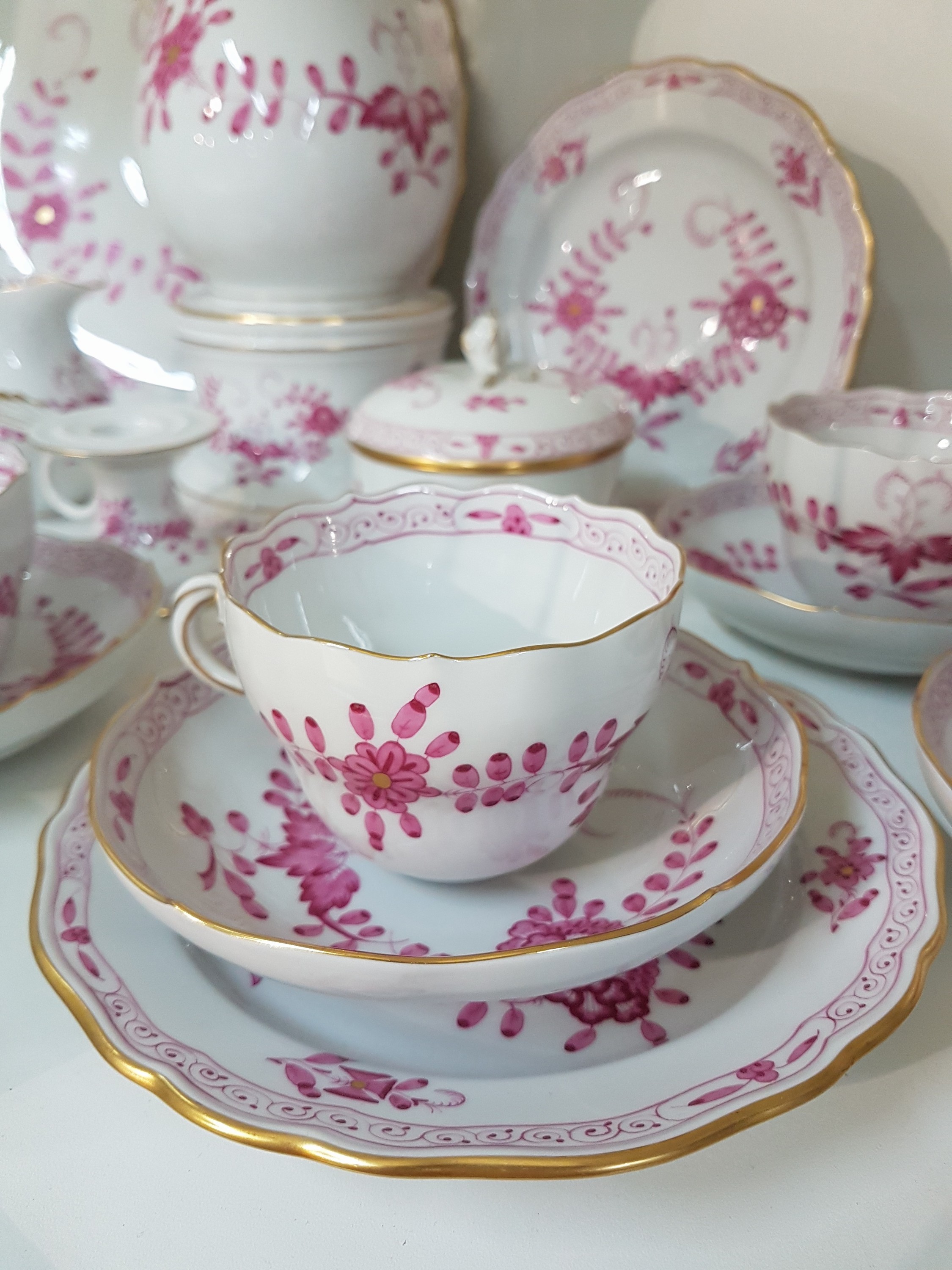 Detail b: Kaffeeservice, Meissen, 20.Jh., indische Malerei purpur, 2.Wahl, Porzellan, Goldstaffage, 6 Tassen mit UT, 6 Kuchenteller, Kaffeekanne mit Stövchen, ...