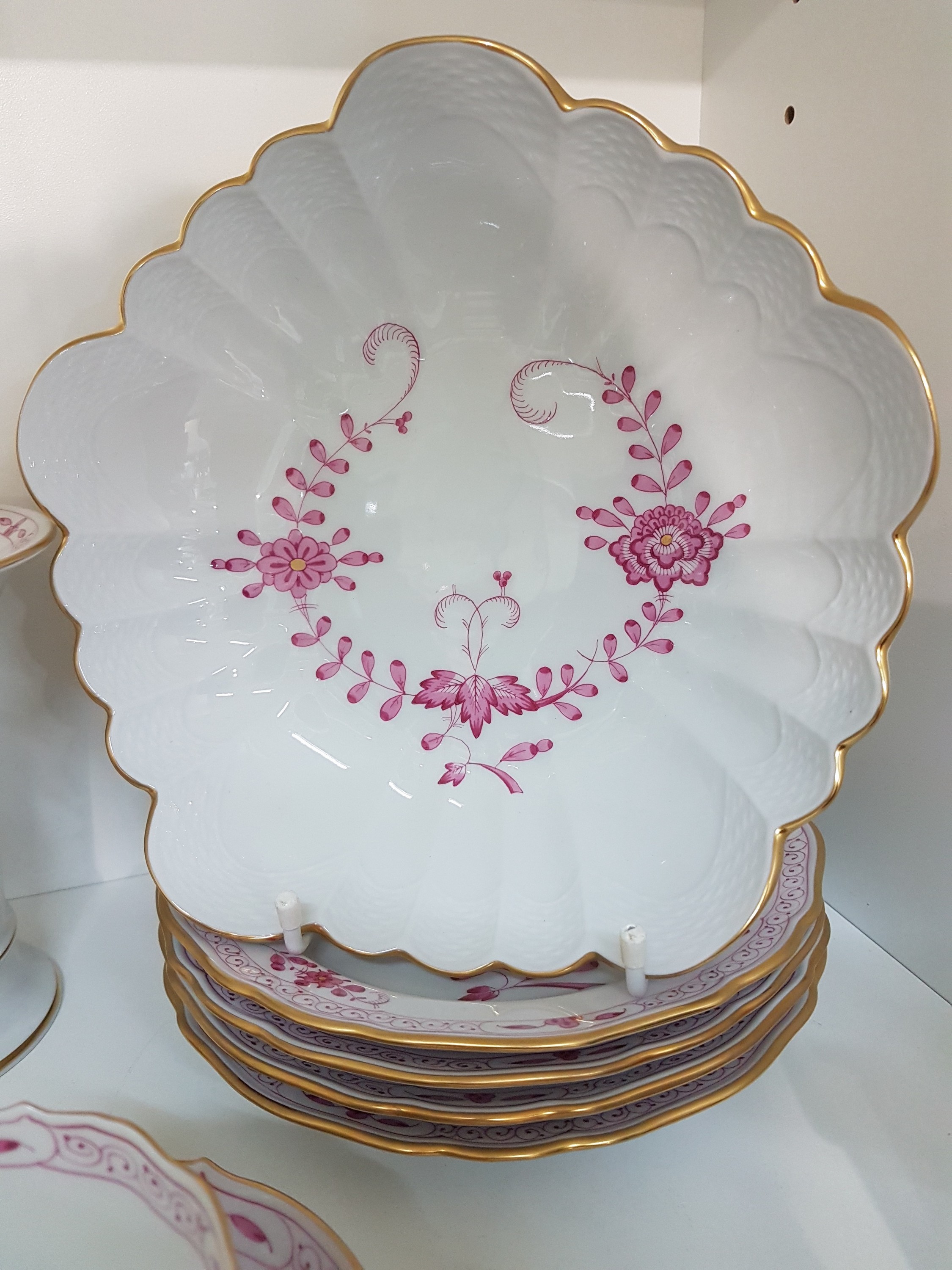 Detail c: Kaffeeservice, Meissen, 20.Jh., indische Malerei purpur, 2.Wahl, Porzellan, Goldstaffage, 6 Tassen mit UT, 6 Kuchenteller, Kaffeekanne mit Stövchen, ...