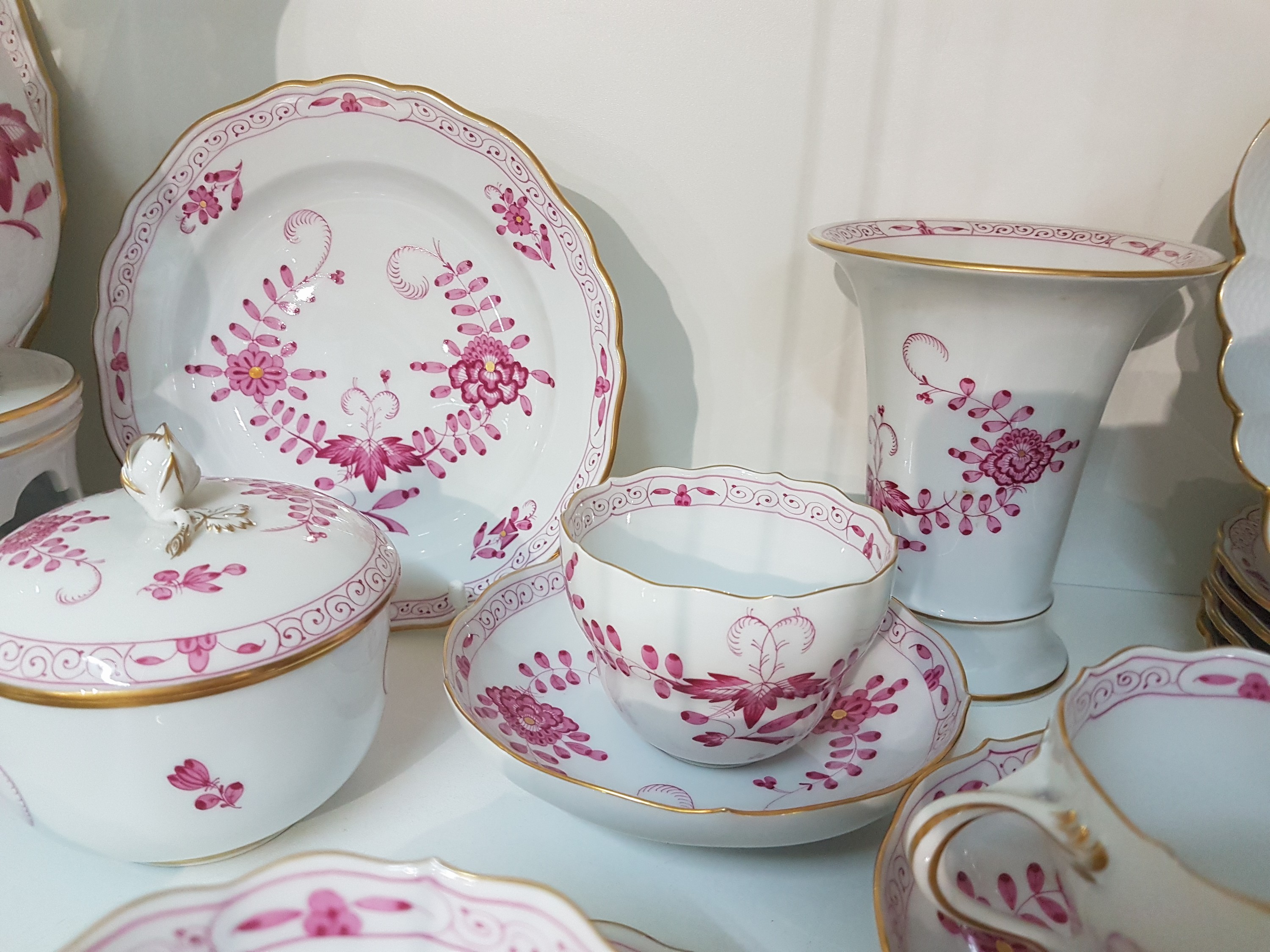 Detail d: Kaffeeservice, Meissen, 20.Jh., indische Malerei purpur, 2.Wahl, Porzellan, Goldstaffage, 6 Tassen mit UT, 6 Kuchenteller, Kaffeekanne mit Stövchen, ...