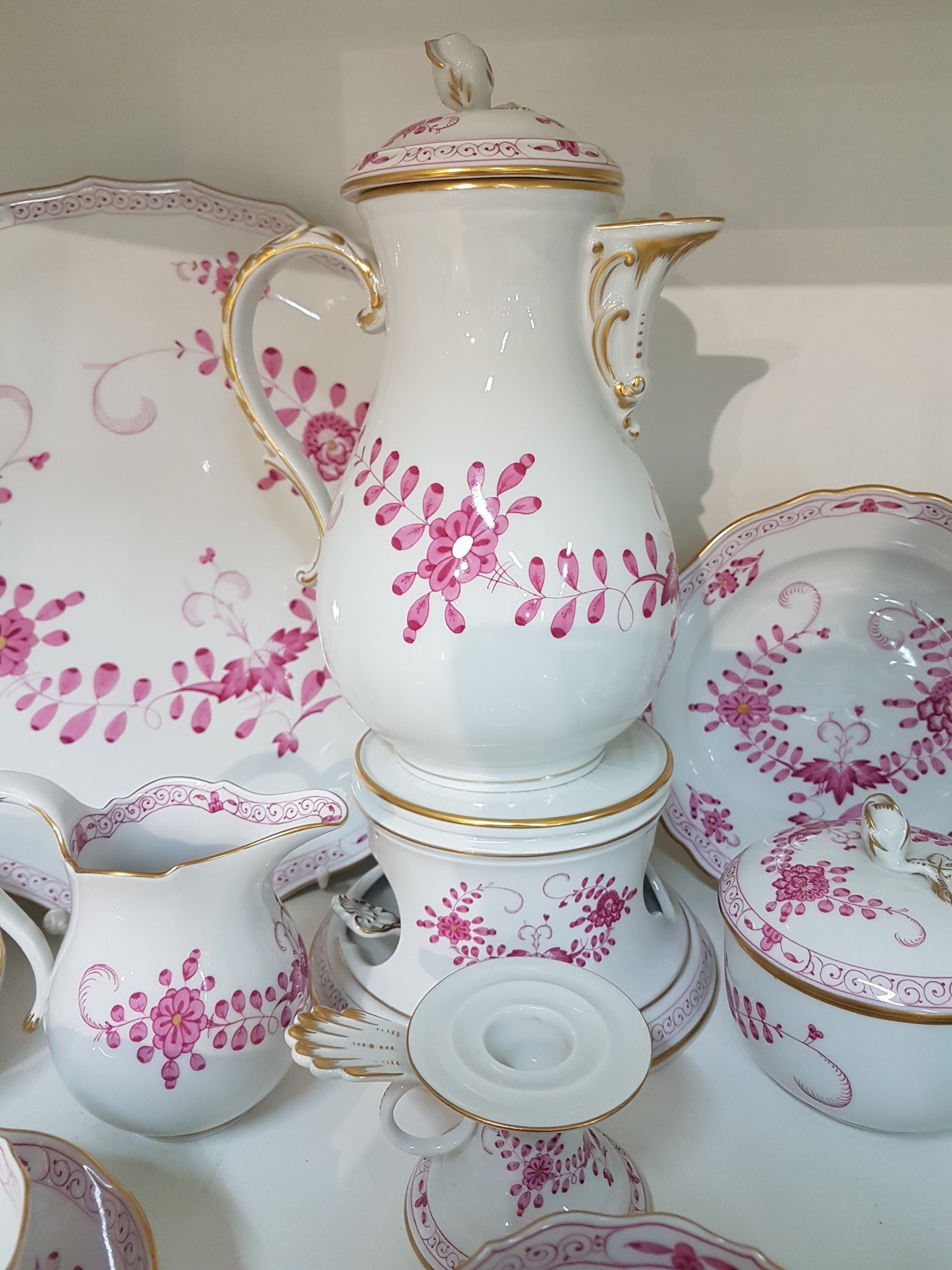 Detail e: Kaffeeservice, Meissen, 20.Jh., indische Malerei purpur, 2.Wahl, Porzellan, Goldstaffage, 6 Tassen mit UT, 6 Kuchenteller, Kaffeekanne mit Stövchen, ...