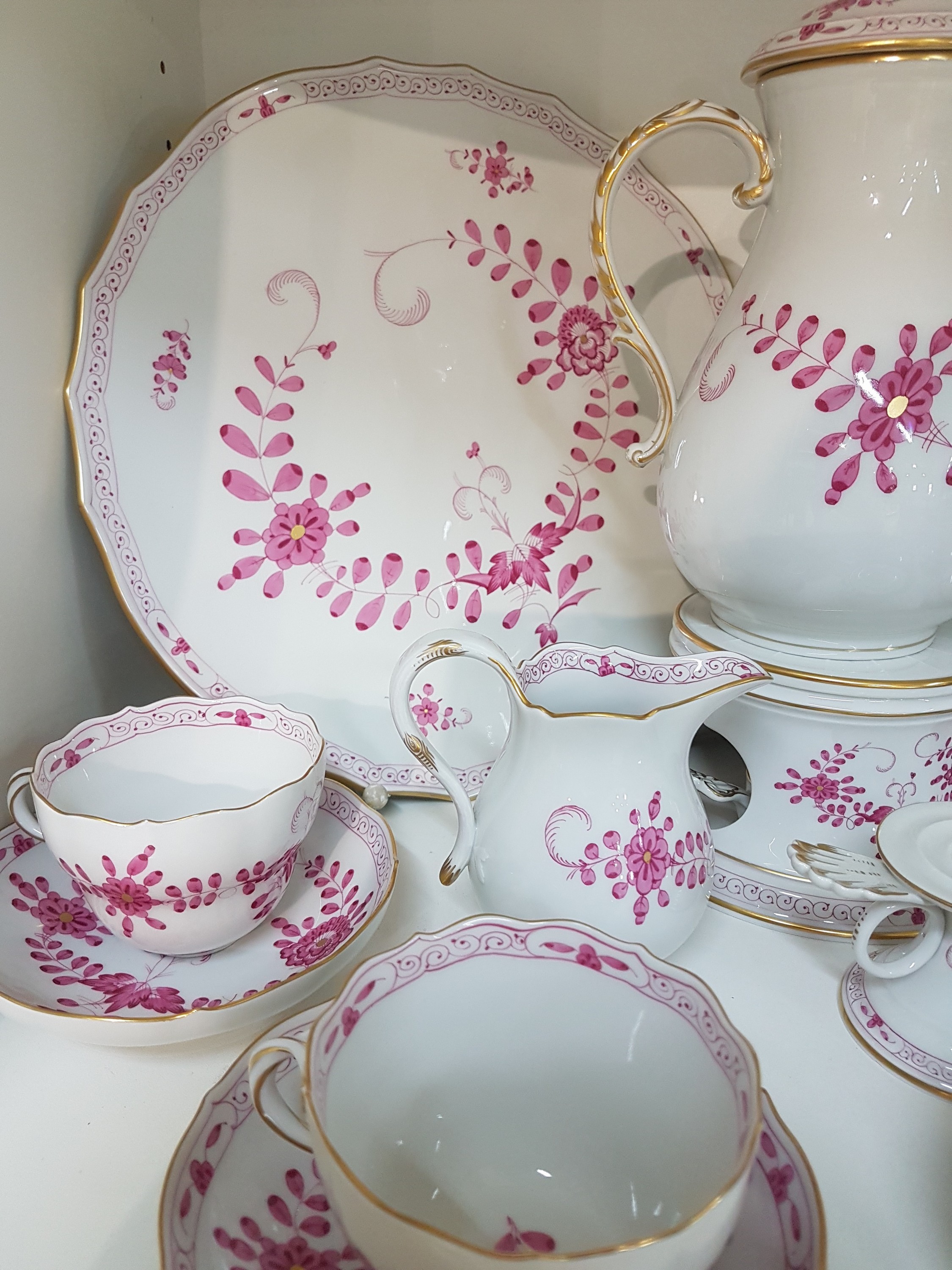 Detail f: Kaffeeservice, Meissen, 20.Jh., indische Malerei purpur, 2.Wahl, Porzellan, Goldstaffage, 6 Tassen mit UT, 6 Kuchenteller, Kaffeekanne mit Stövchen, ...