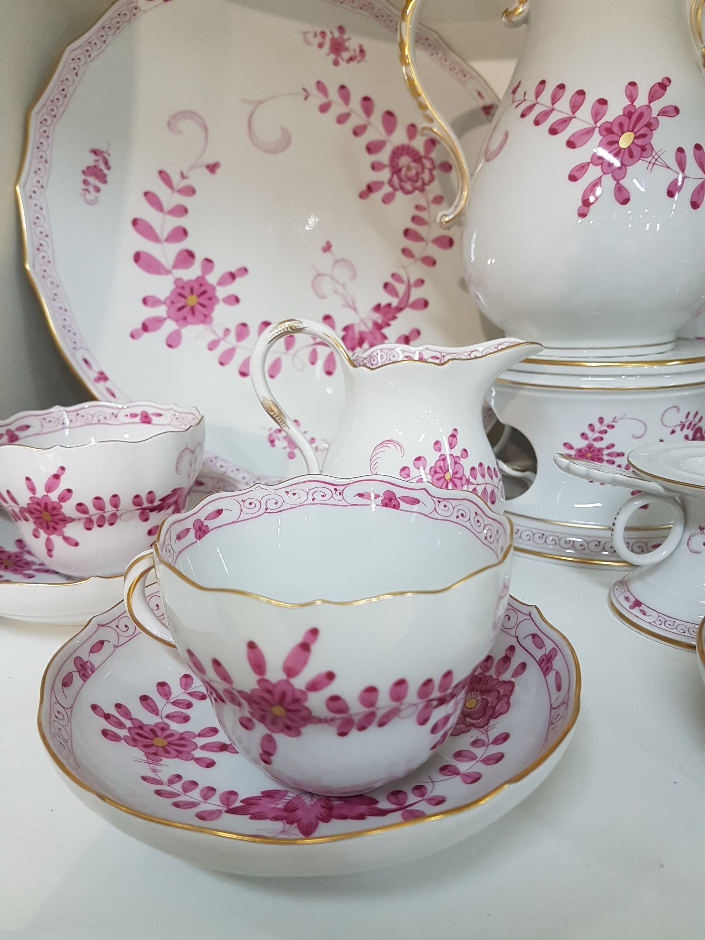 Detail g: Kaffeeservice, Meissen, 20.Jh., indische Malerei purpur, 2.Wahl, Porzellan, Goldstaffage, 6 Tassen mit UT, 6 Kuchenteller, Kaffeekanne mit Stövchen, ...