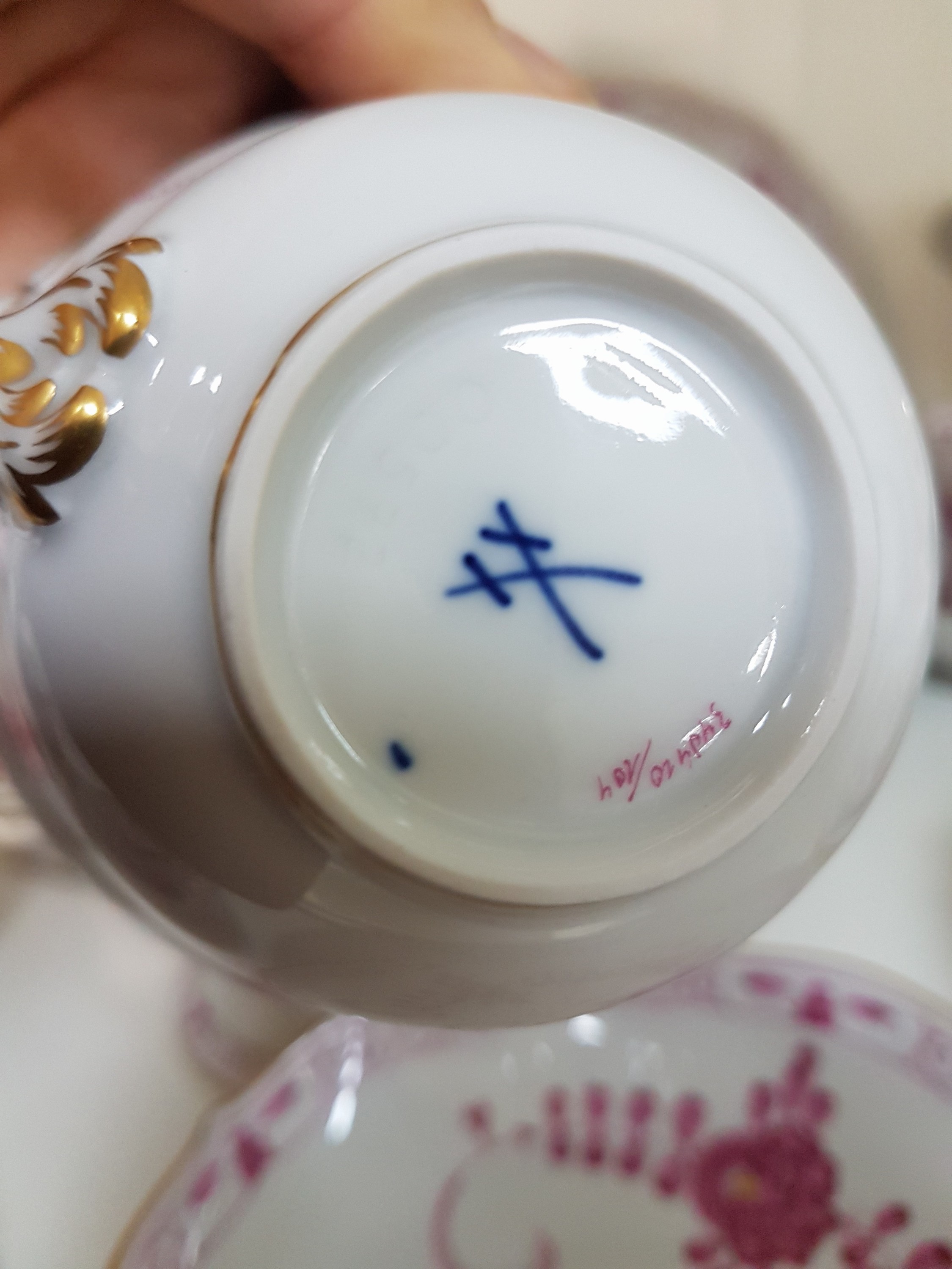 Detail h: Kaffeeservice, Meissen, 20.Jh., indische Malerei purpur, 2.Wahl, Porzellan, Goldstaffage, 6 Tassen mit UT, 6 Kuchenteller, Kaffeekanne mit Stövchen, ...