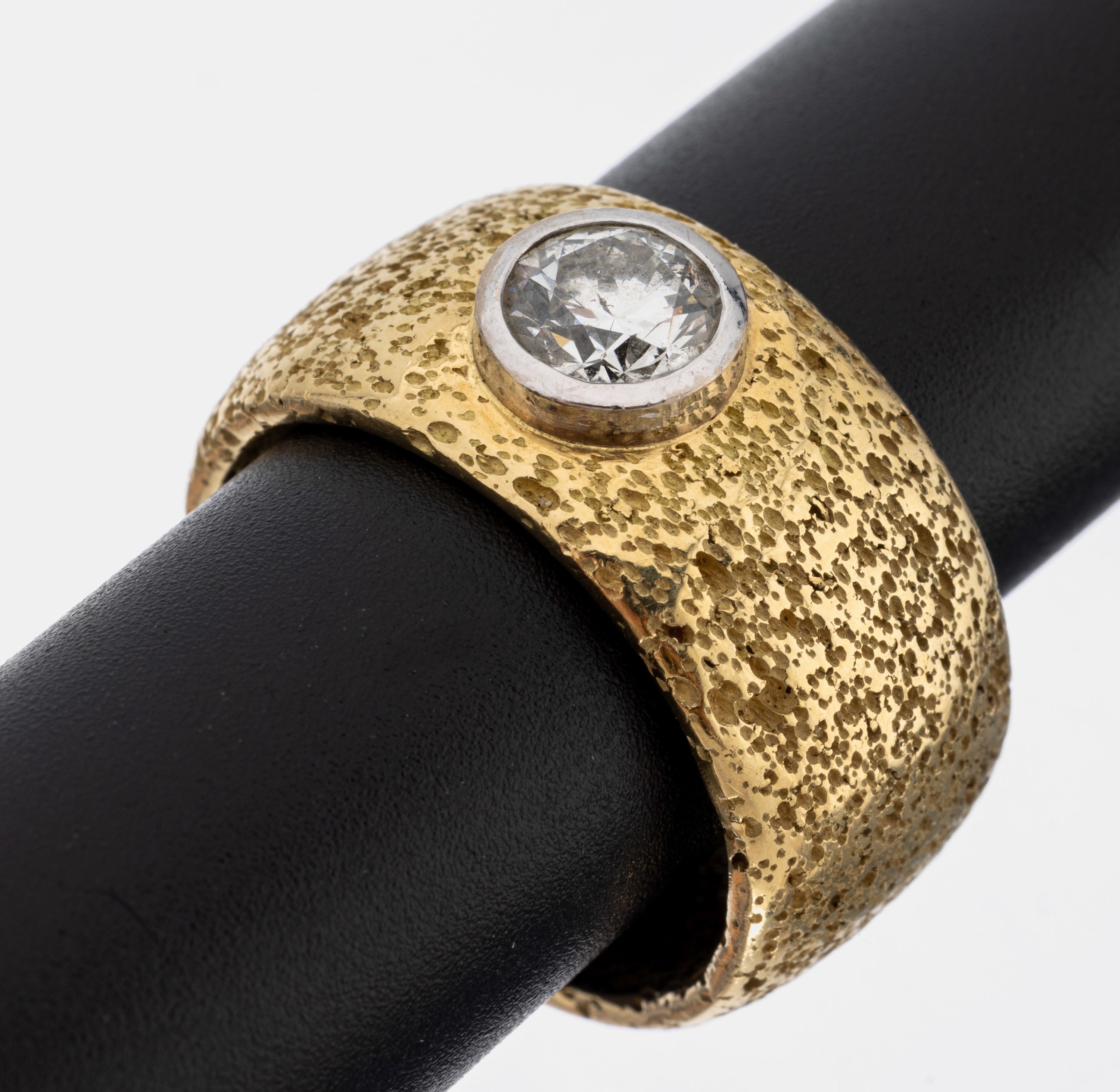 18 kt Gold Brillant-Ring, GG/WG 750/000, Oberfläche strukt., massive Ausführung, breite Ringschiene, 1 in WG gefasster Brillantca. 1.10 ct ...