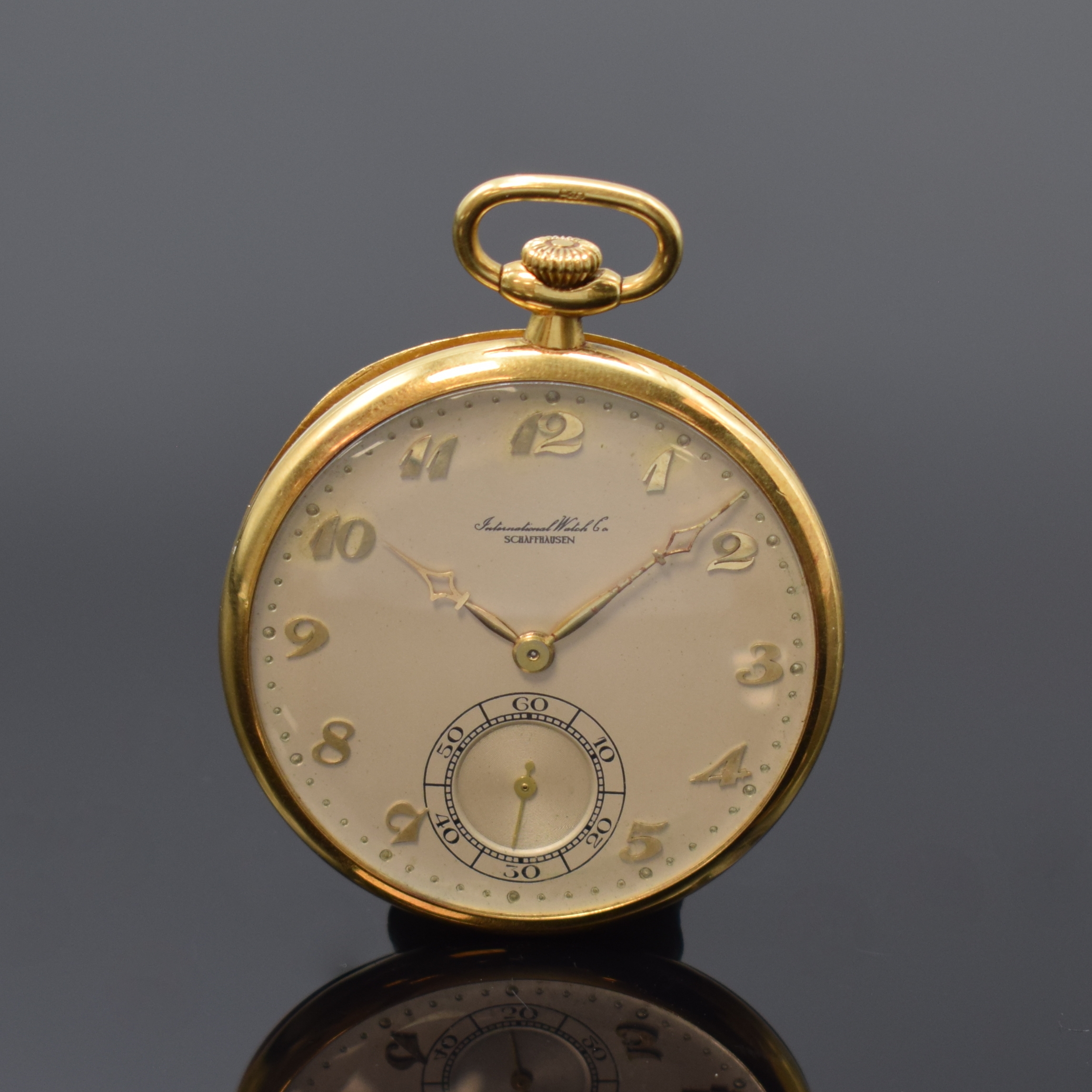 Detail a: Feine, offene Taschen-/Frackuhr bezeichnet IWC in GG 750/000, Schweiz/England um 1920, Goldcuvette m. Gravur "Ex. By The Goldsmiths & ...