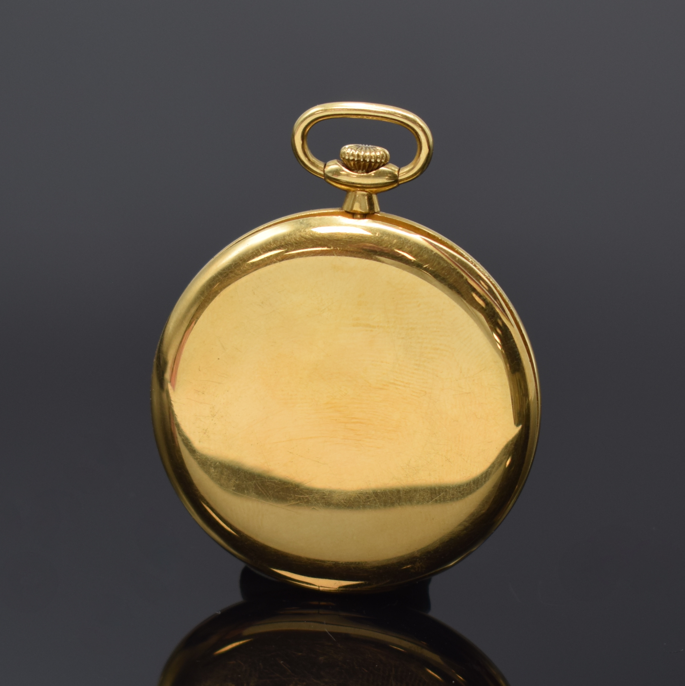 Detail b: Feine, offene Taschen-/Frackuhr bezeichnet IWC in GG 750/000, Schweiz/England um 1920, Goldcuvette m. Gravur "Ex. By The Goldsmiths & ...