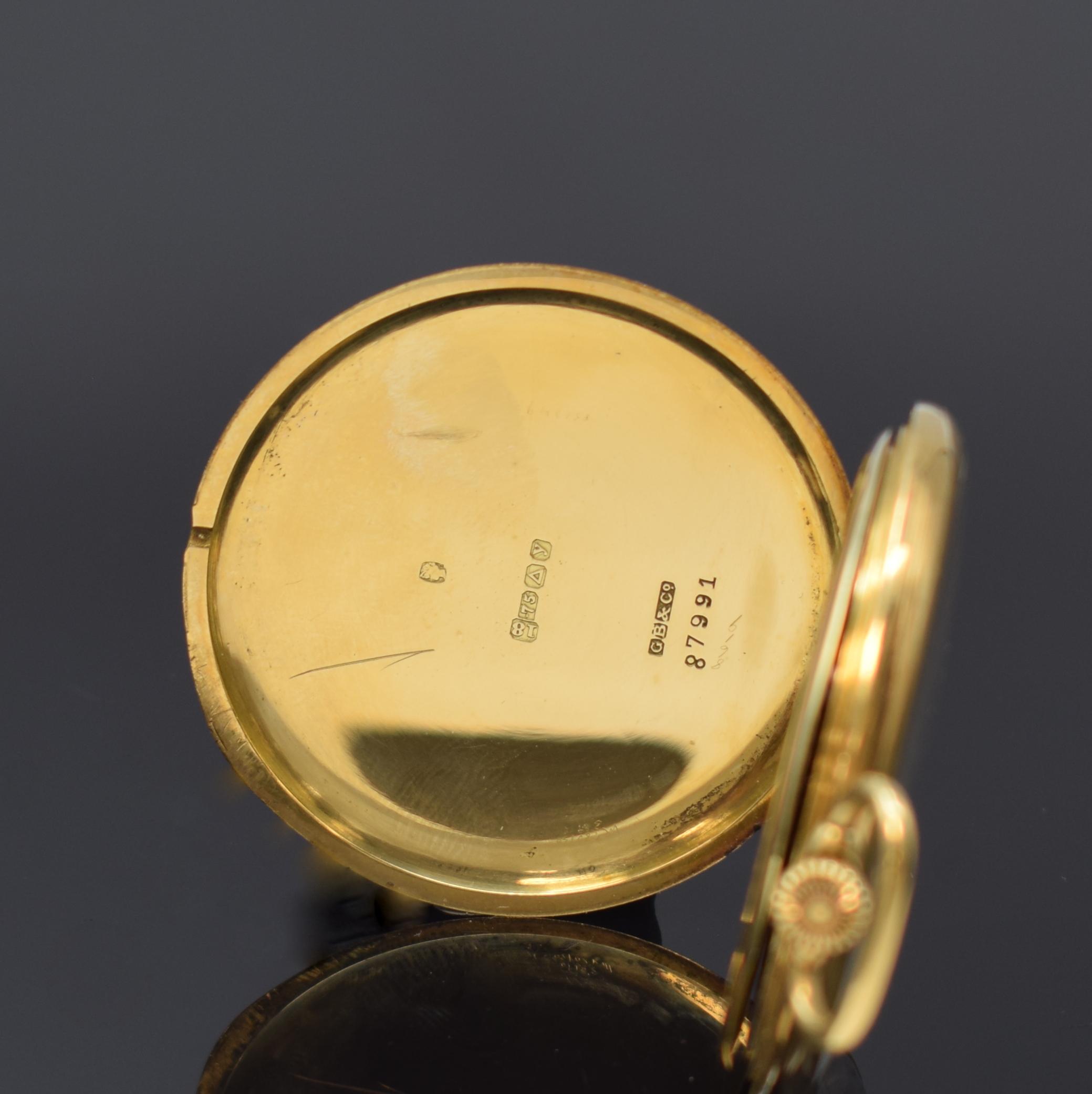 Detail c: Feine, offene Taschen-/Frackuhr bezeichnet IWC in GG 750/000, Schweiz/England um 1920, Goldcuvette m. Gravur "Ex. By The Goldsmiths & ...