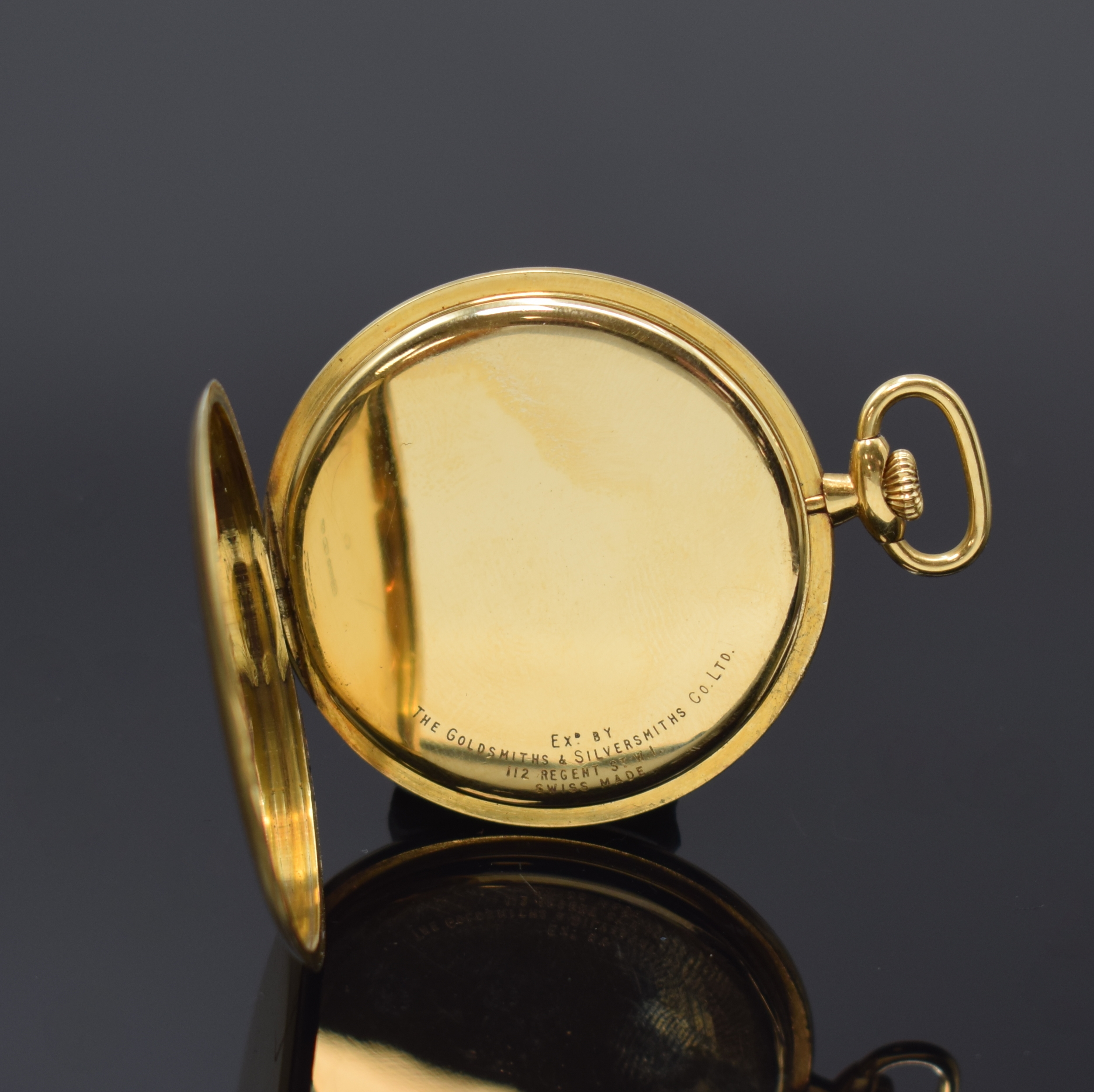 Detail d: Feine, offene Taschen-/Frackuhr bezeichnet IWC in GG 750/000, Schweiz/England um 1920, Goldcuvette m. Gravur "Ex. By The Goldsmiths & ...