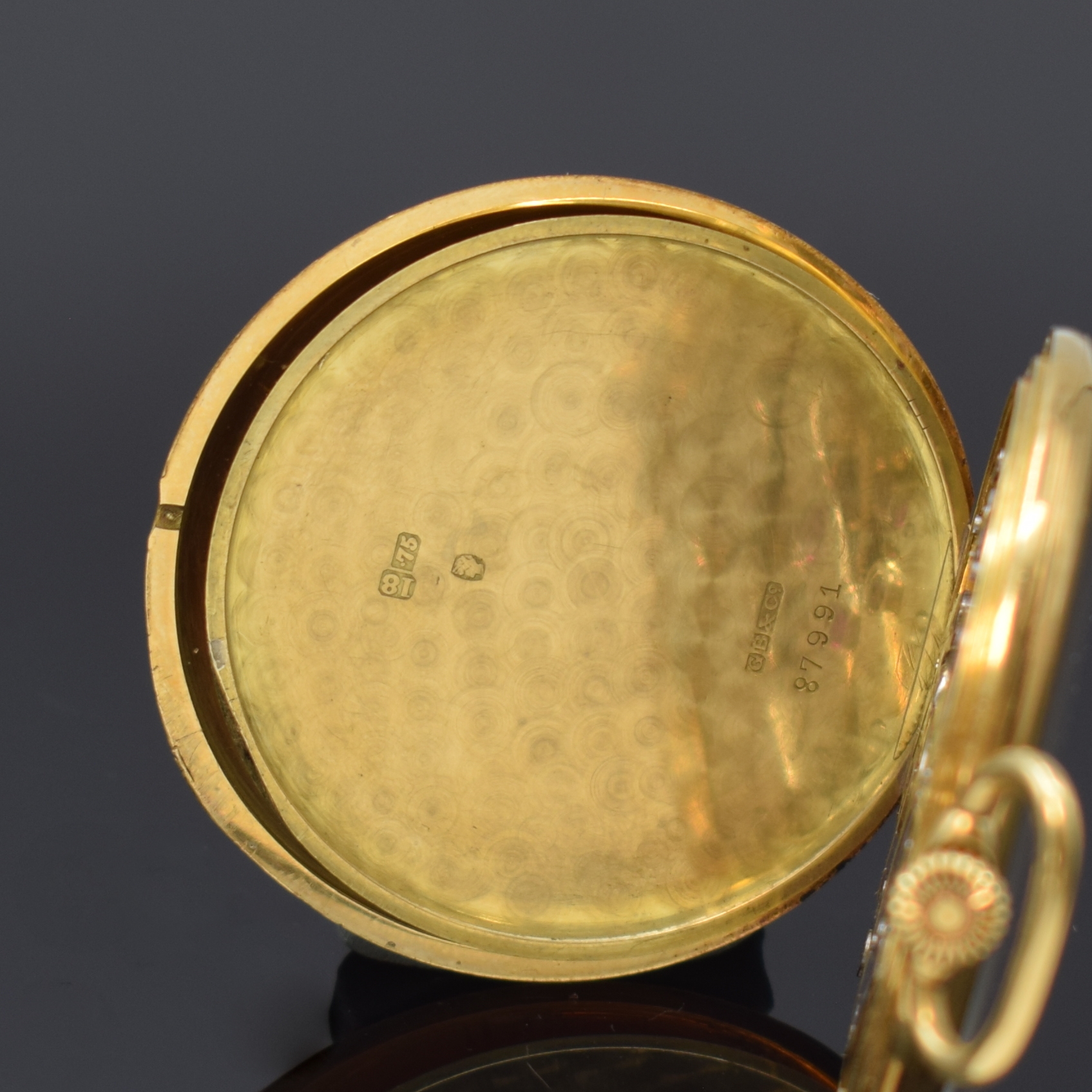 Detail e: Feine, offene Taschen-/Frackuhr bezeichnet IWC in GG 750/000, Schweiz/England um 1920, Goldcuvette m. Gravur "Ex. By The Goldsmiths & ...