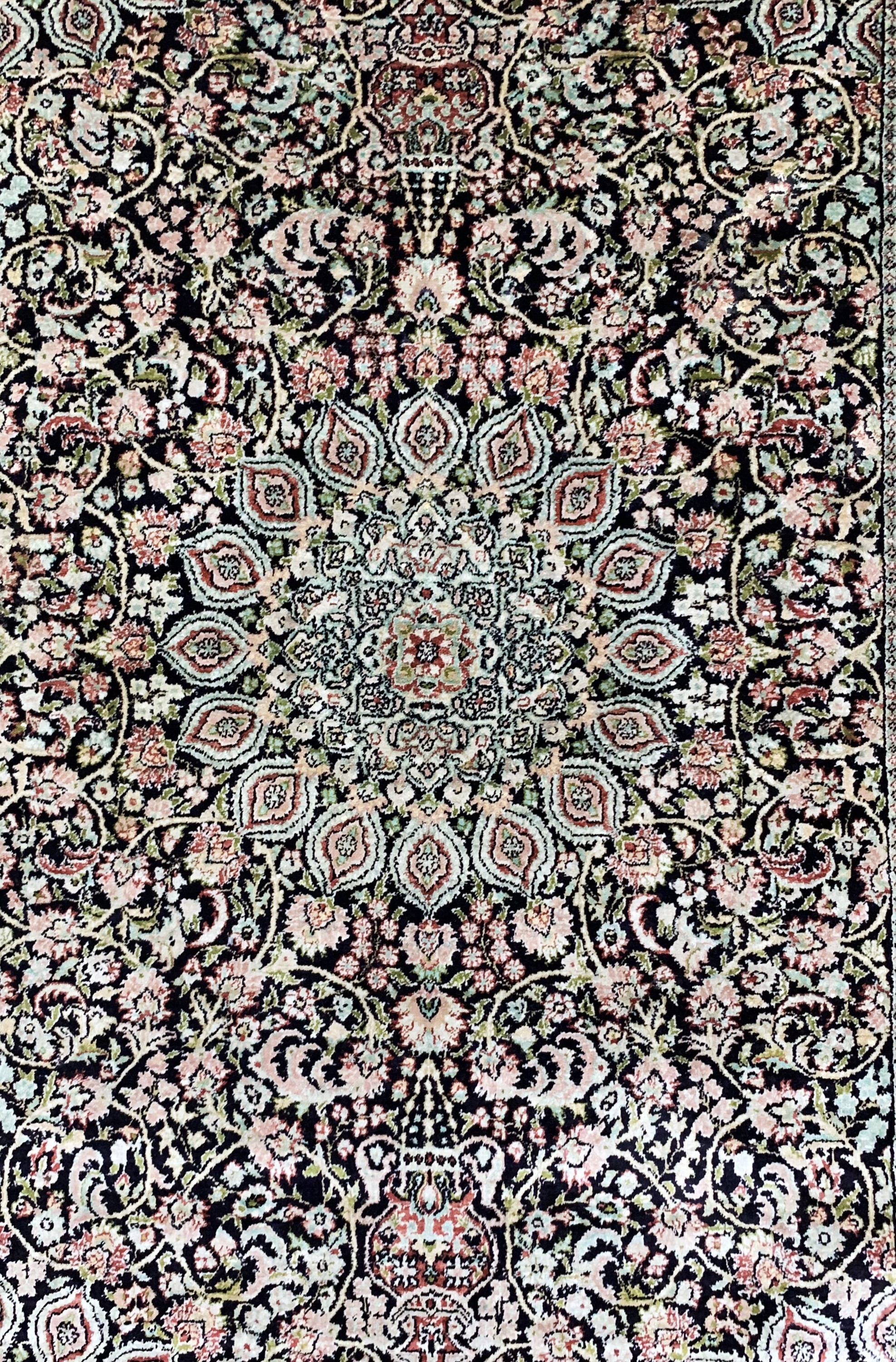 Detail b: Hereke Seide, China, Ende 20.Jhd, reine Naturseide, ca. 120 x 80 cm, EHZ: 2