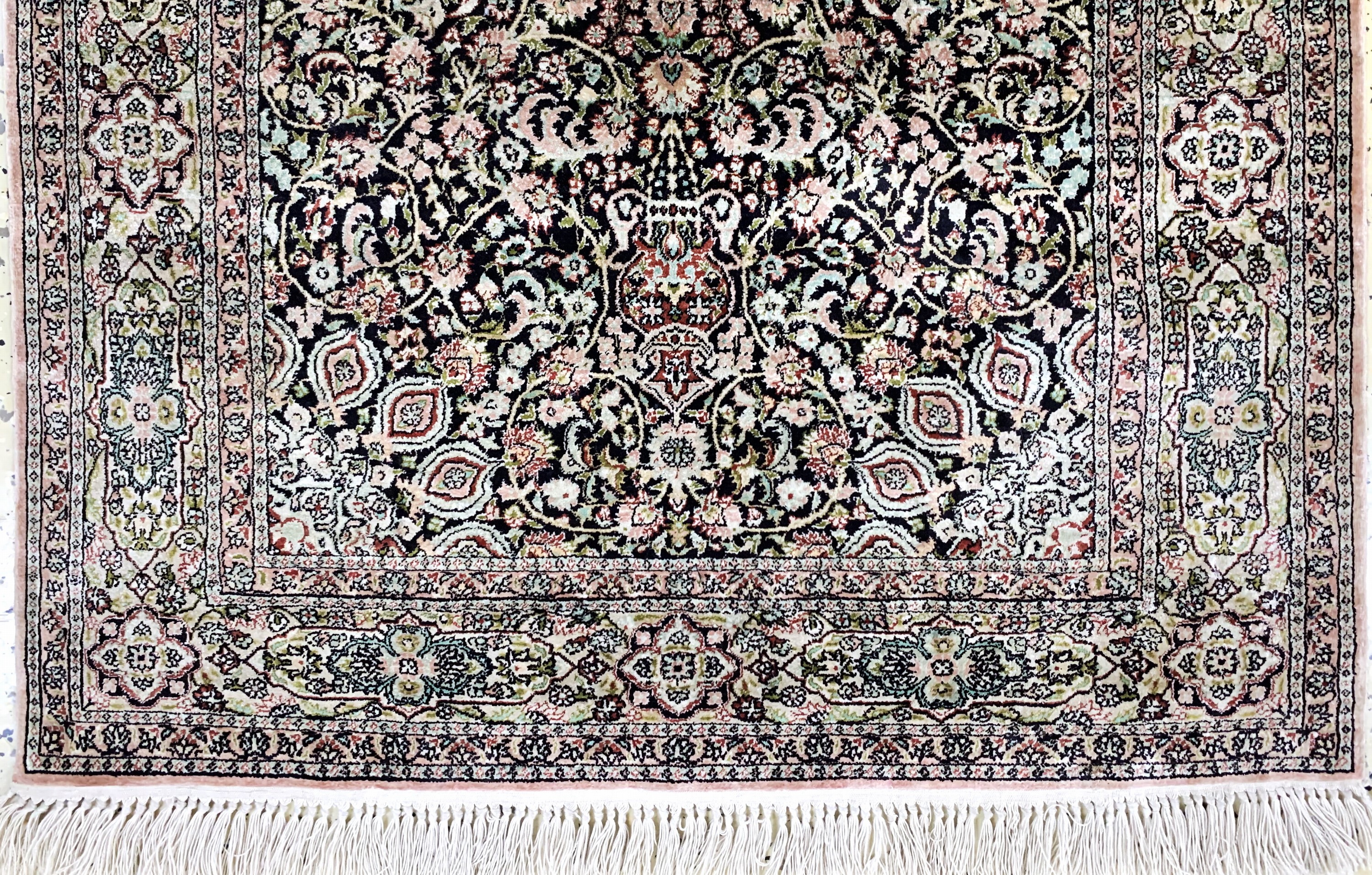 Detail c: Hereke Seide, China, Ende 20.Jhd, reine Naturseide, ca. 120 x 80 cm, EHZ: 2