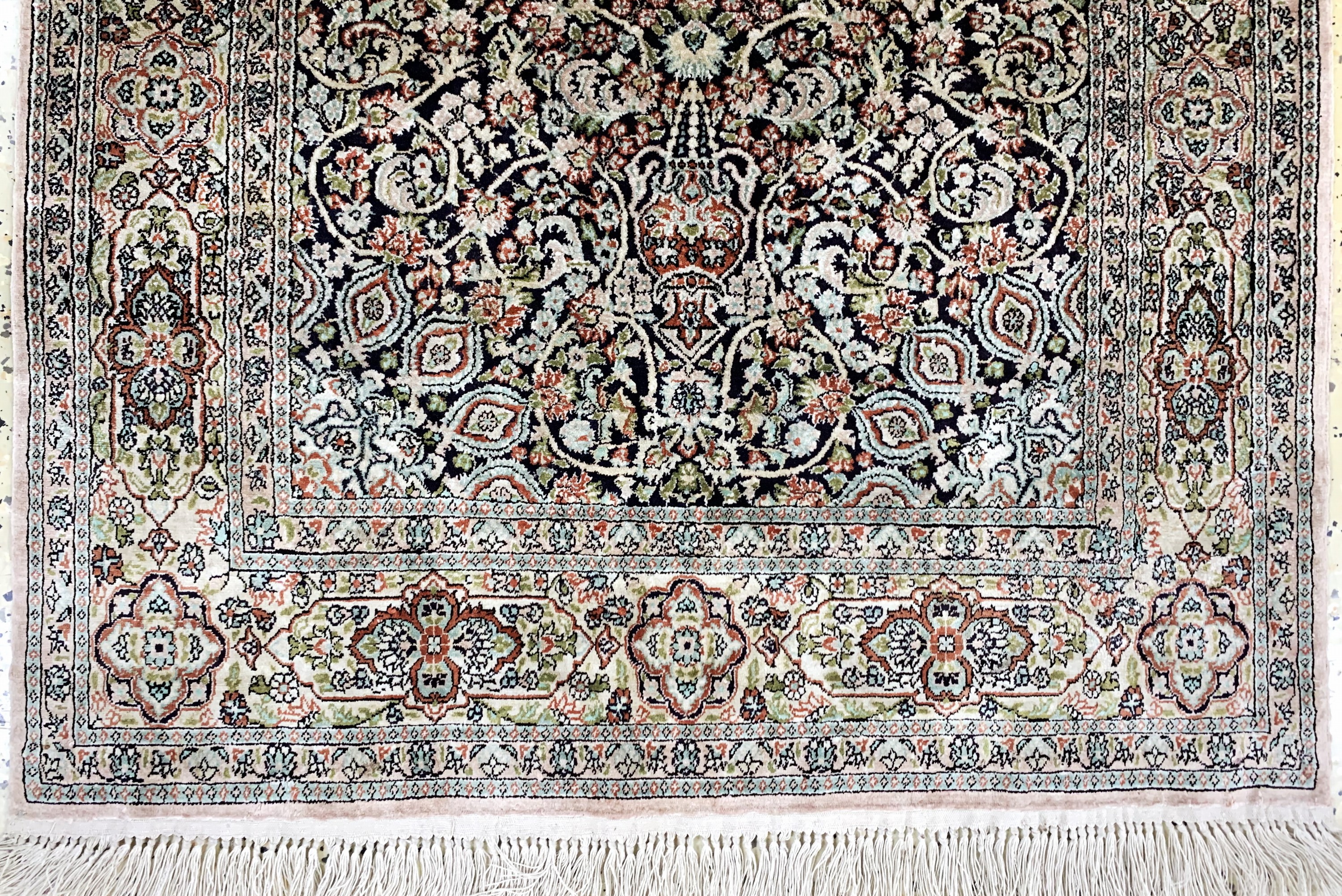 Detail c: Hereke Seide, China, Ende 20.Jhd, reine Naturseide, ca. 117 x 79 cm, EHZ: 2