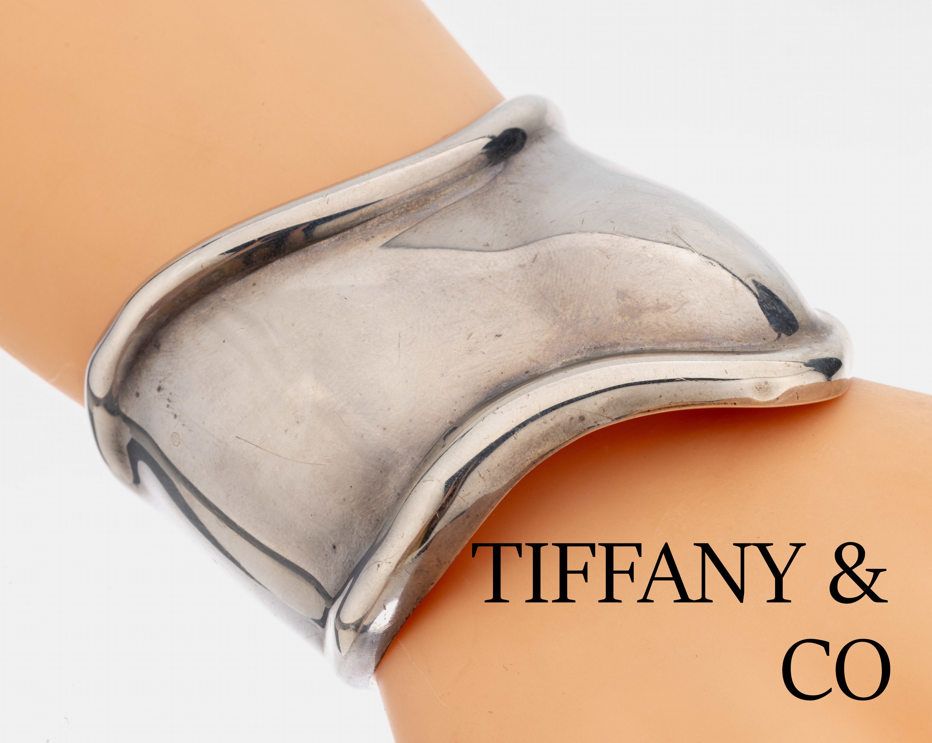 TIFFANY & CO Armreif, 925er Silber, Modell Bone, Entwurf von Elsa Peretti, asymmetrische Gestaltung, ca. 6 x 4 cm, sign., ca. 79.2 g, NP: 2250 EUR, ...
