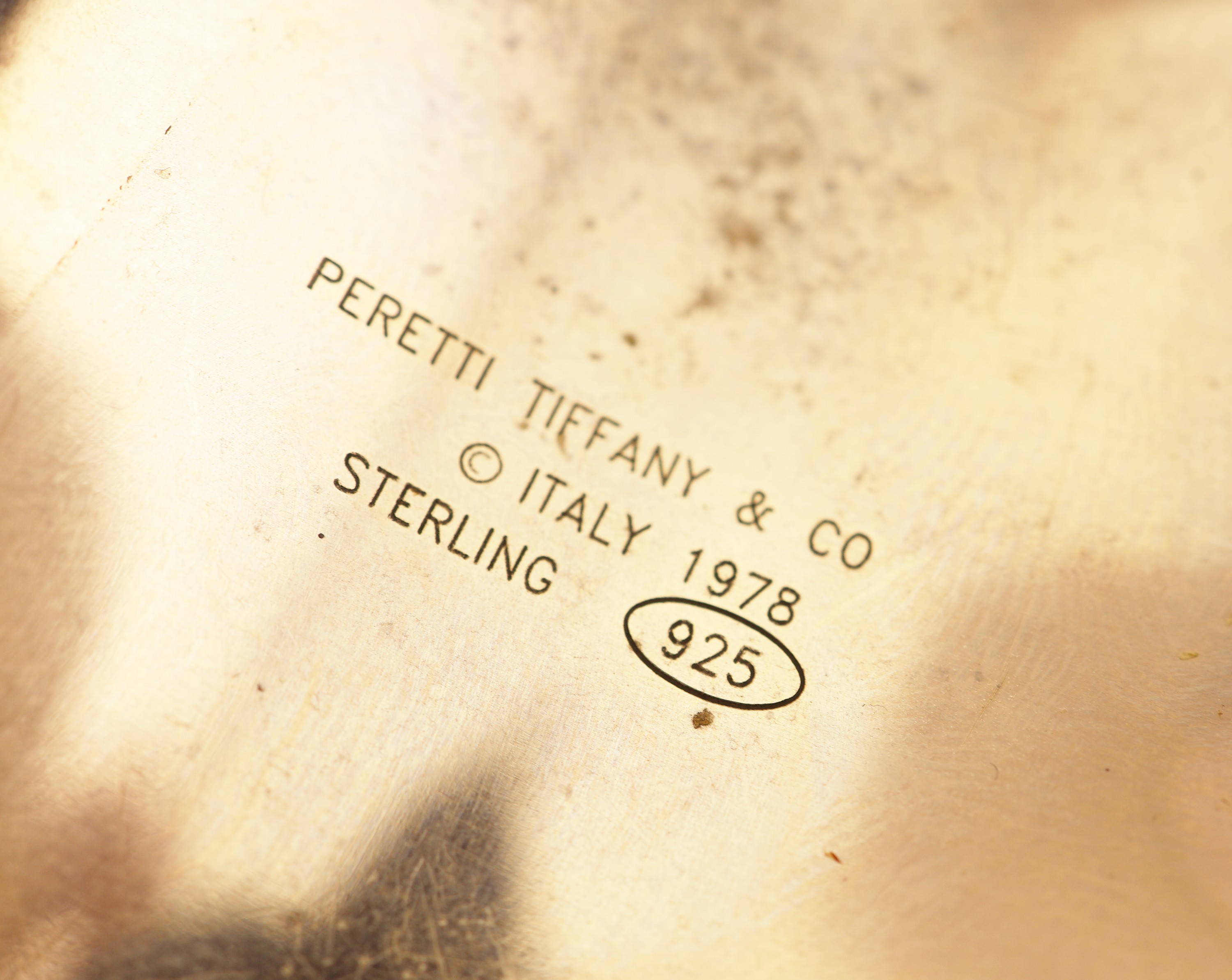 Detail a: TIFFANY & CO Armreif, 925er Silber, Modell Bone, Entwurf von Elsa Peretti, asymmetrische Gestaltung, ca. 6 x 4 cm, sign., ca. 79.2 g, NP: 2250 EUR, ...