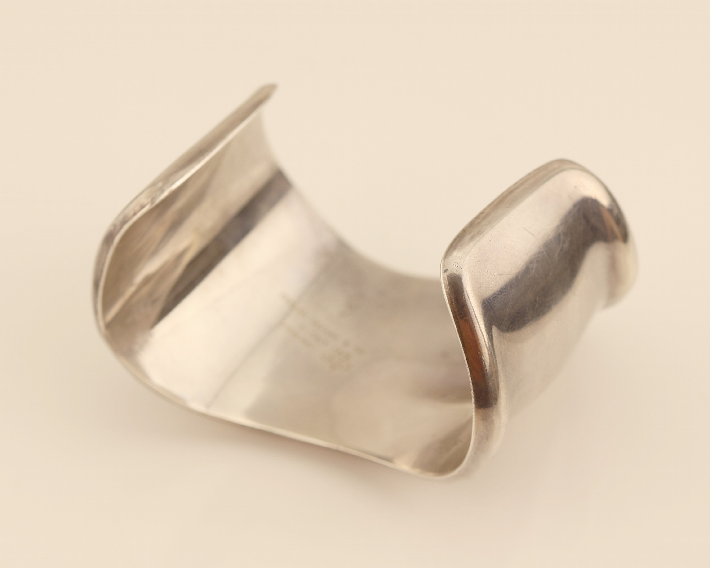 Detail b: TIFFANY & CO Armreif, 925er Silber, Modell Bone, Entwurf von Elsa Peretti, asymmetrische Gestaltung, ca. 6 x 4 cm, sign., ca. 79.2 g, NP: 2250 EUR, ...