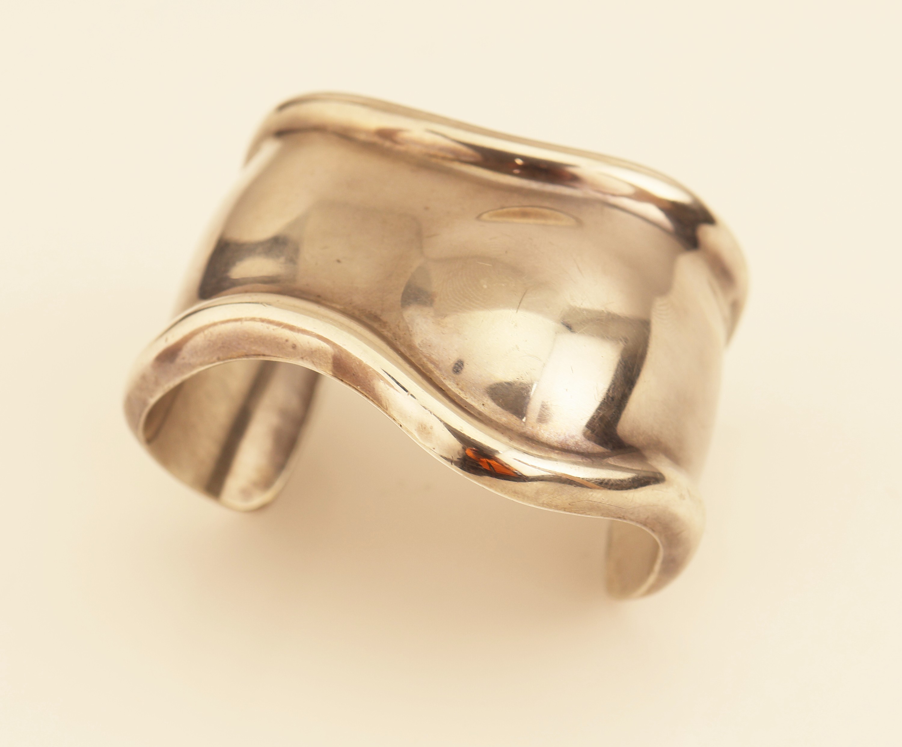 Detail c: TIFFANY & CO Armreif, 925er Silber, Modell Bone, Entwurf von Elsa Peretti, asymmetrische Gestaltung, ca. 6 x 4 cm, sign., ca. 79.2 g, NP: 2250 EUR, ...