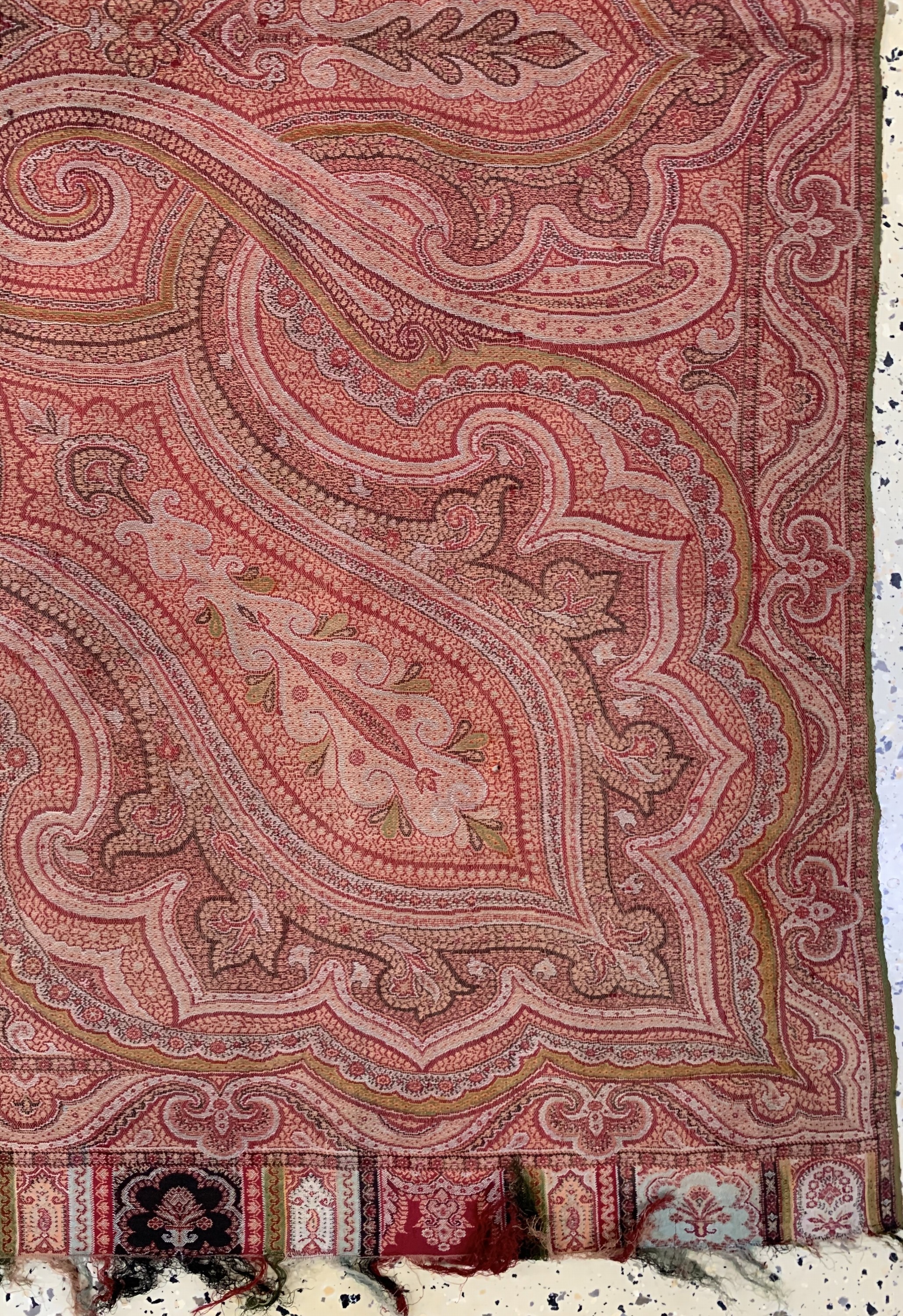 Detail a: Kaschmir Schal, Frankreich, Anfang 20.Jhd, Wolle auf Wolle, ca. 160 x 160 cm, EHZ: 3, (mehrere kleine Löcher)