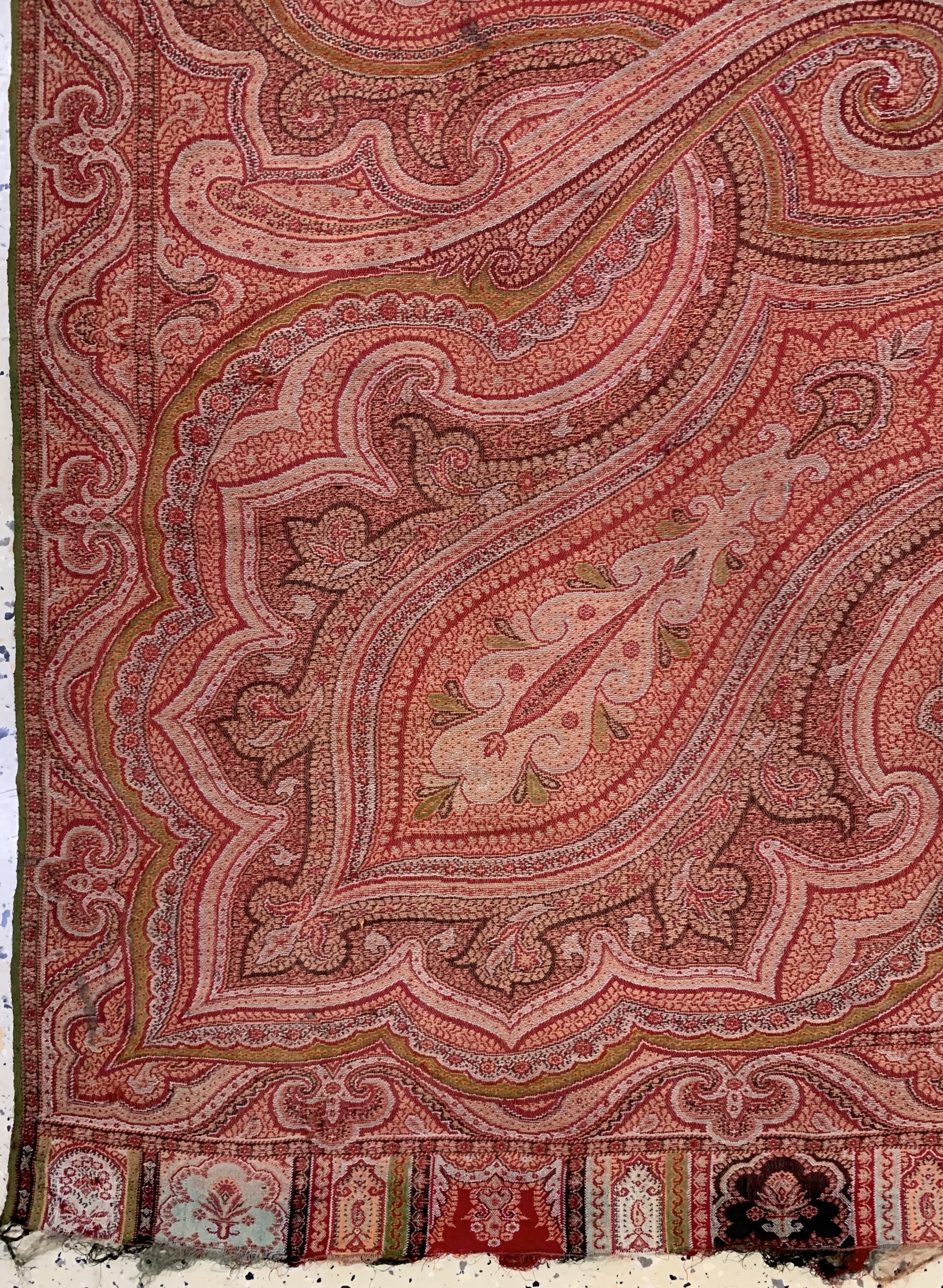 Detail b: Kaschmir Schal, Frankreich, Anfang 20.Jhd, Wolle auf Wolle, ca. 160 x 160 cm, EHZ: 3, (mehrere kleine Löcher)