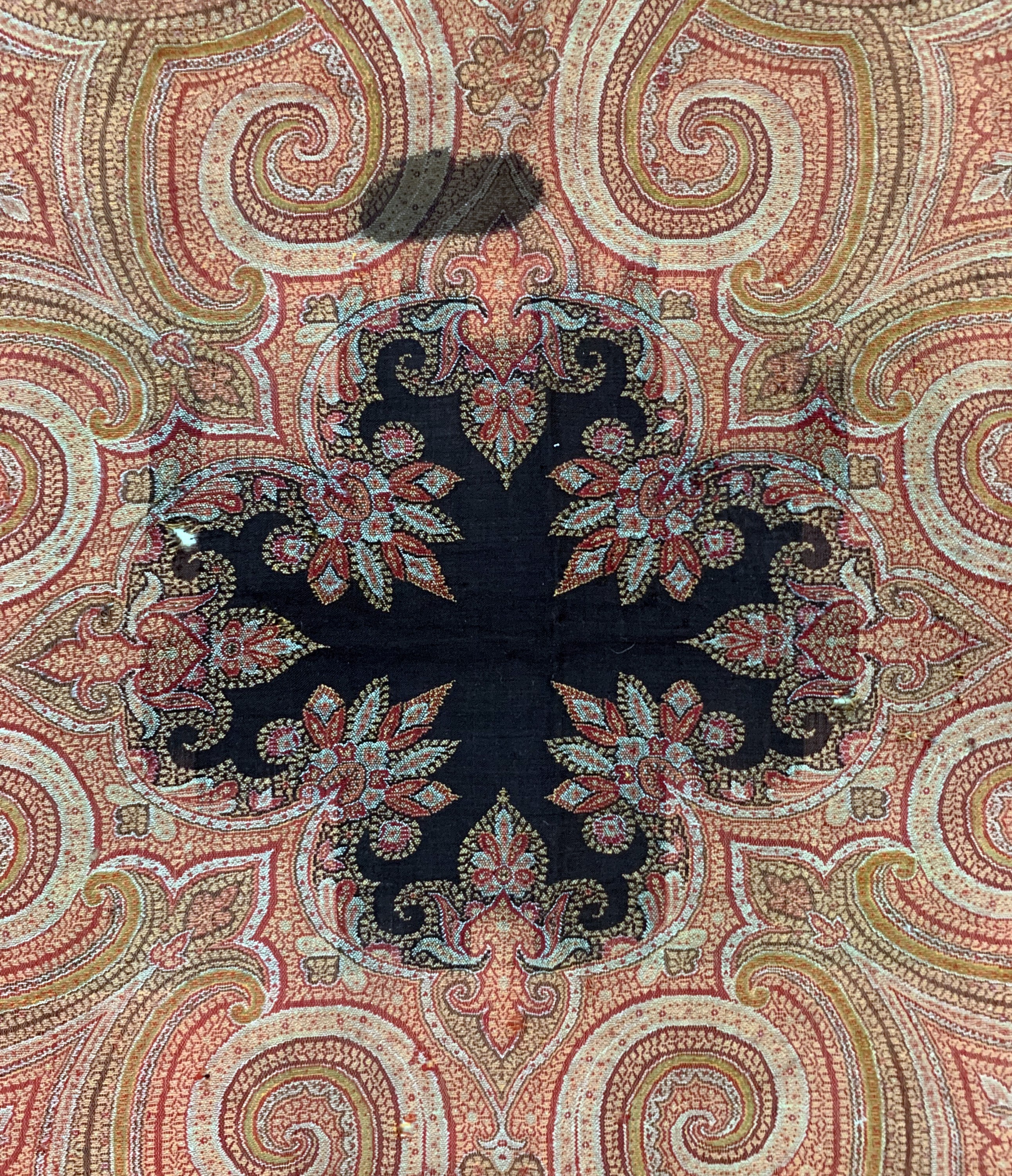 Detail c: Kaschmir Schal, Frankreich, Anfang 20.Jhd, Wolle auf Wolle, ca. 160 x 160 cm, EHZ: 3, (mehrere kleine Löcher)
