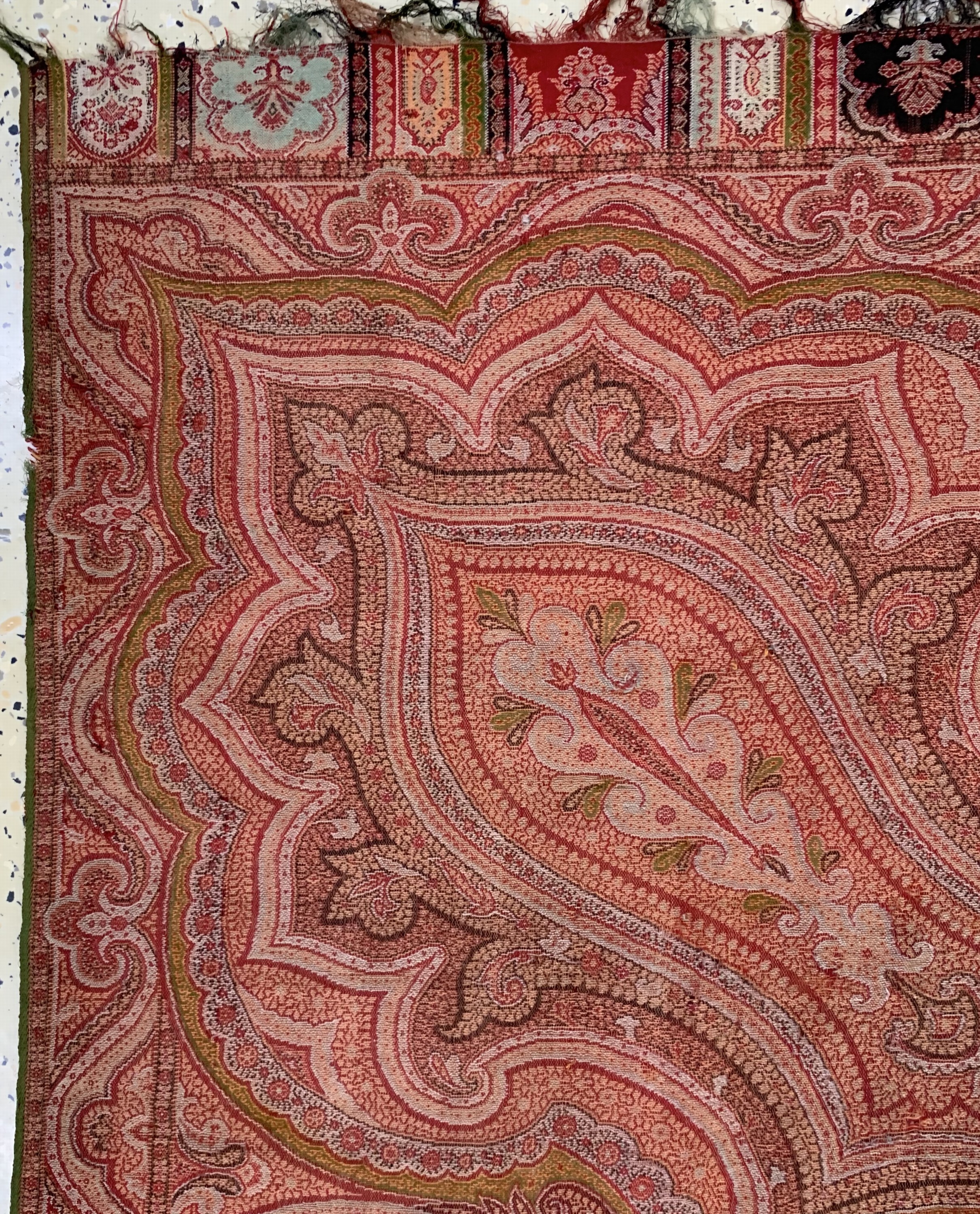 Detail d: Kaschmir Schal, Frankreich, Anfang 20.Jhd, Wolle auf Wolle, ca. 160 x 160 cm, EHZ: 3, (mehrere kleine Löcher)