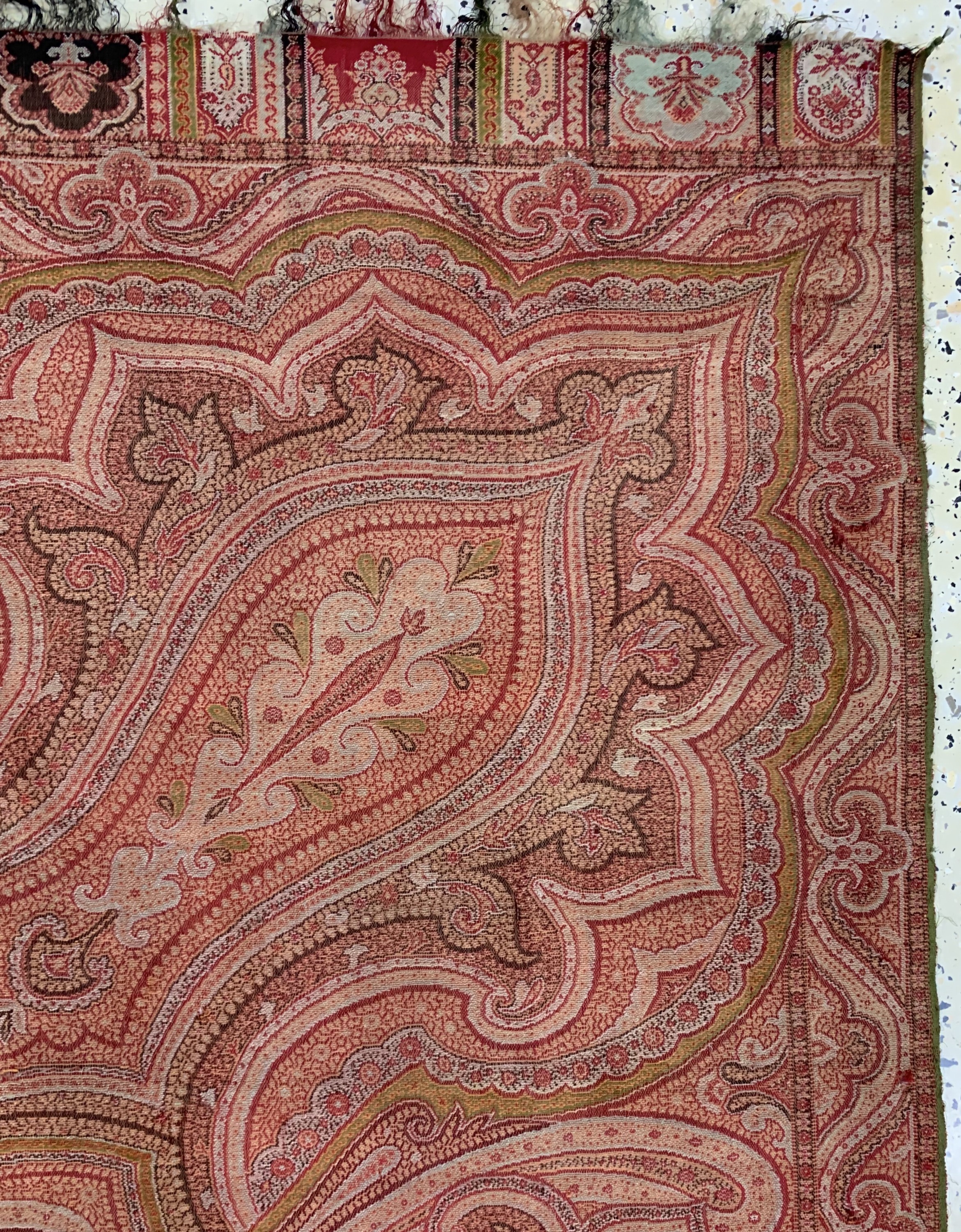 Detail e: Kaschmir Schal, Frankreich, Anfang 20.Jhd, Wolle auf Wolle, ca. 160 x 160 cm, EHZ: 3, (mehrere kleine Löcher)