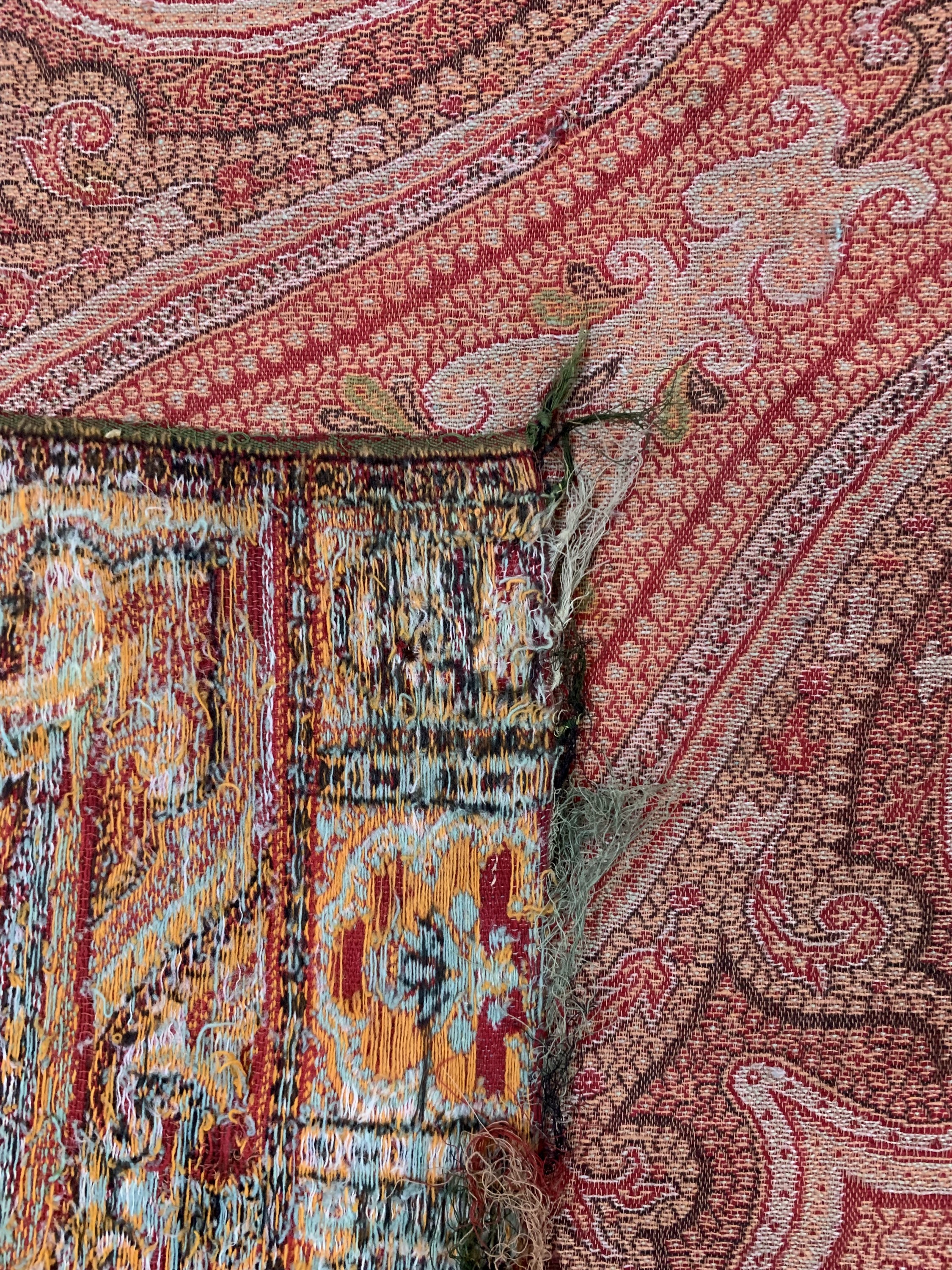 Detail f: Kaschmir Schal, Frankreich, Anfang 20.Jhd, Wolle auf Wolle, ca. 160 x 160 cm, EHZ: 3, (mehrere kleine Löcher)