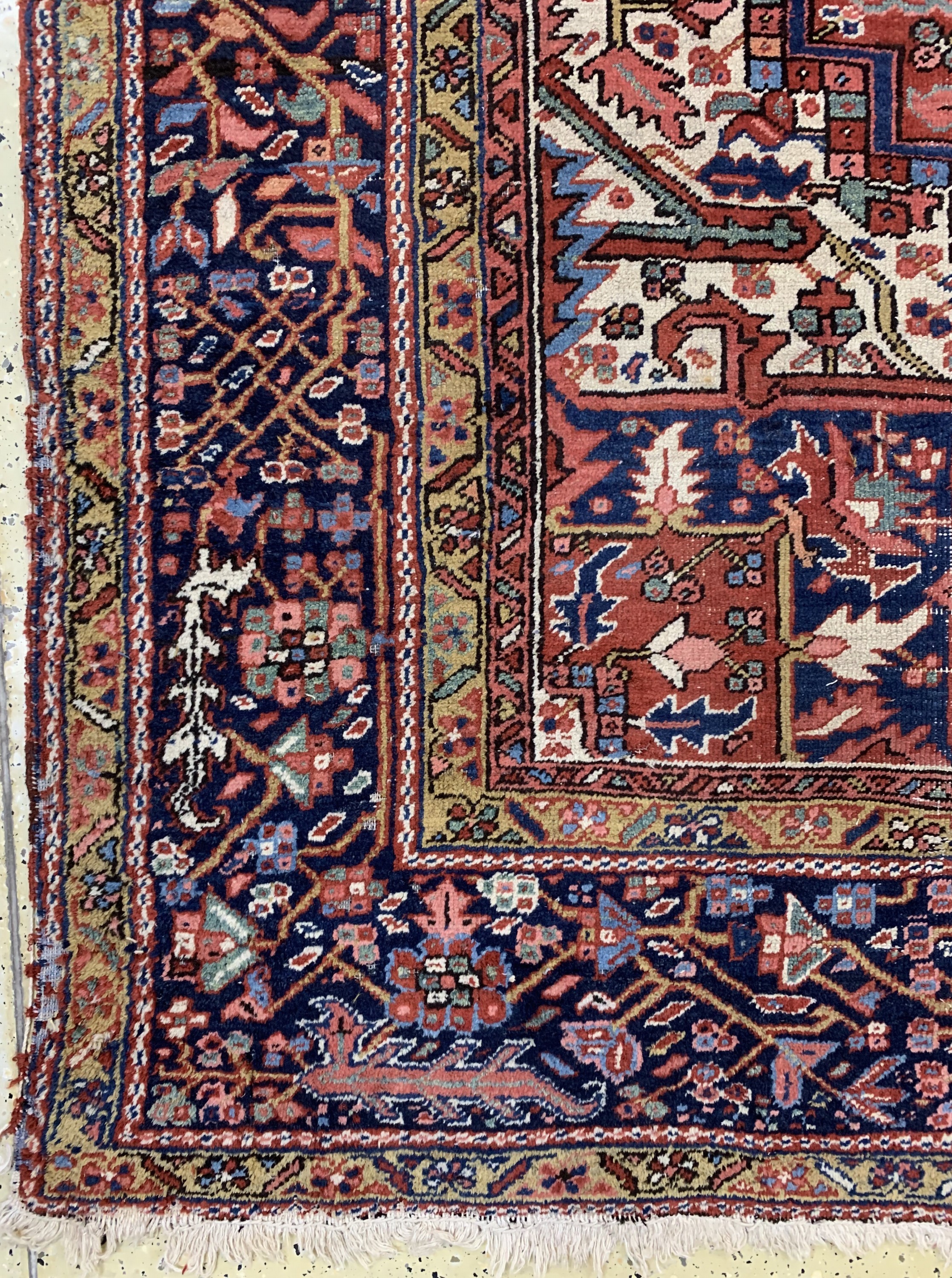 Detail b: Garadjeh antik, Persien, um 1900, Wolle aufBaumwolle, ca. 376 x 263 cm, Mottenfraß, EHZ: 4
