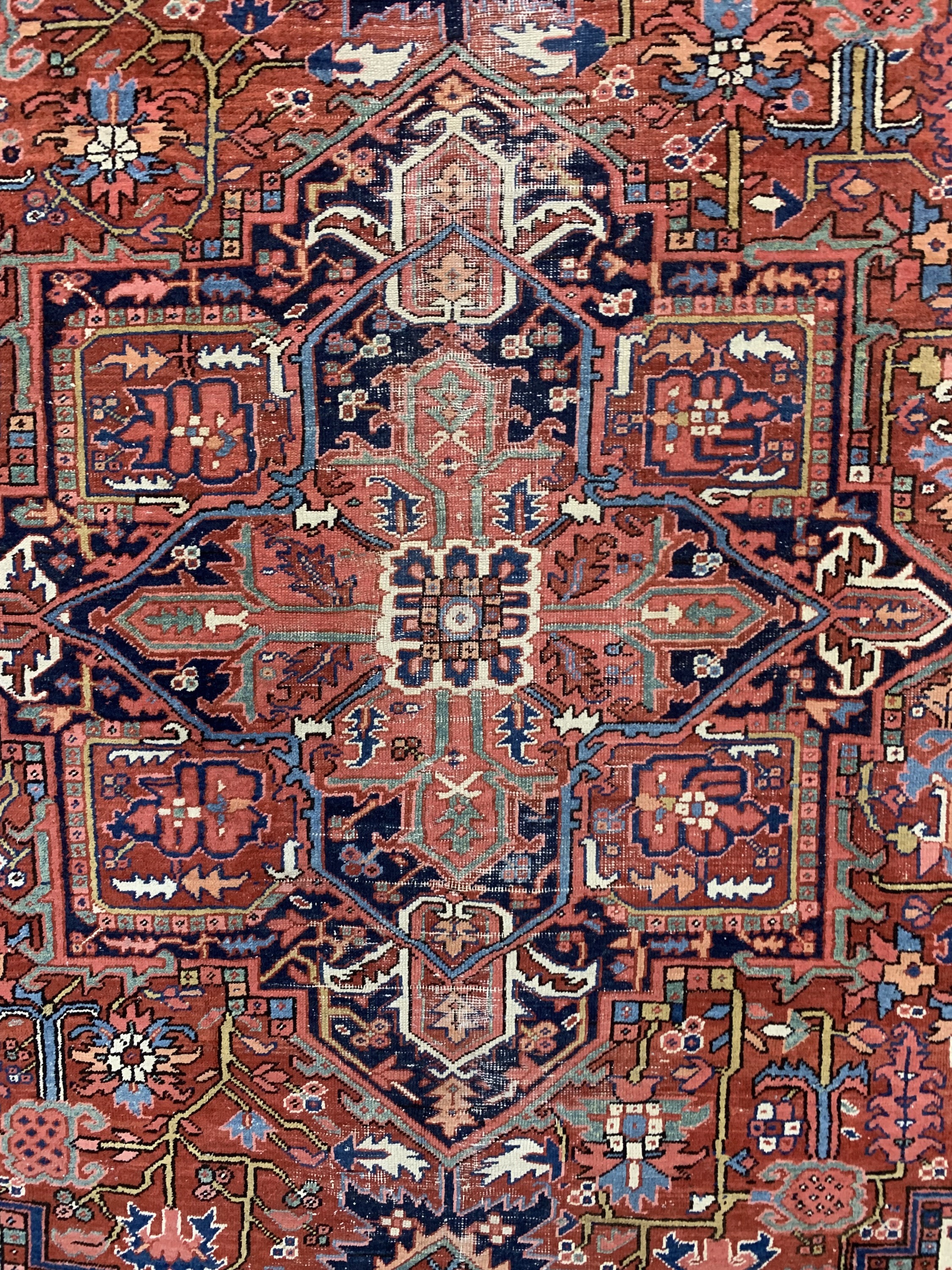 Detail c: Garadjeh antik, Persien, um 1900, Wolle aufBaumwolle, ca. 376 x 263 cm, Mottenfraß, EHZ: 4
