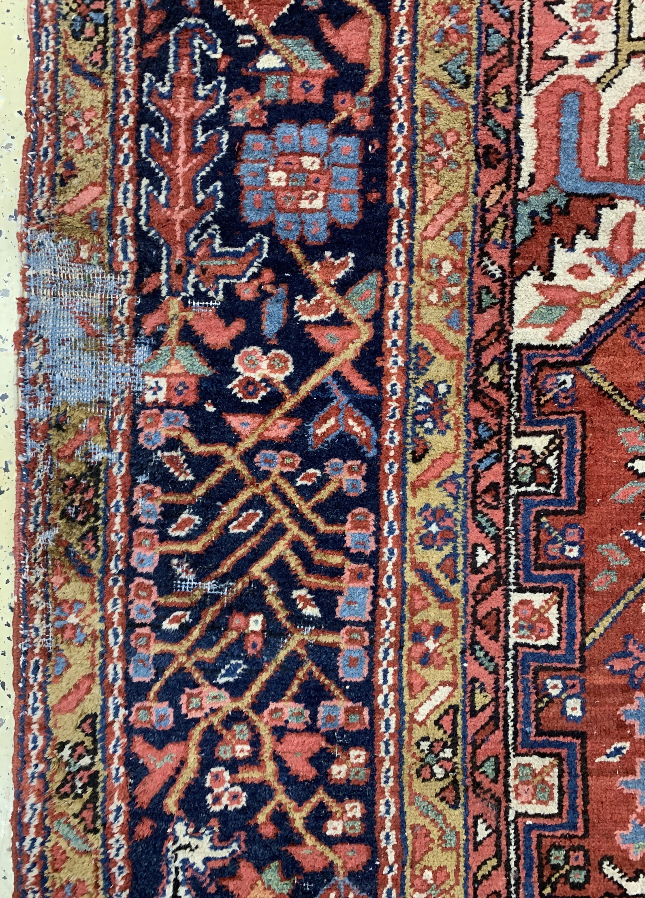 Detail d: Garadjeh antik, Persien, um 1900, Wolle aufBaumwolle, ca. 376 x 263 cm, Mottenfraß, EHZ: 4