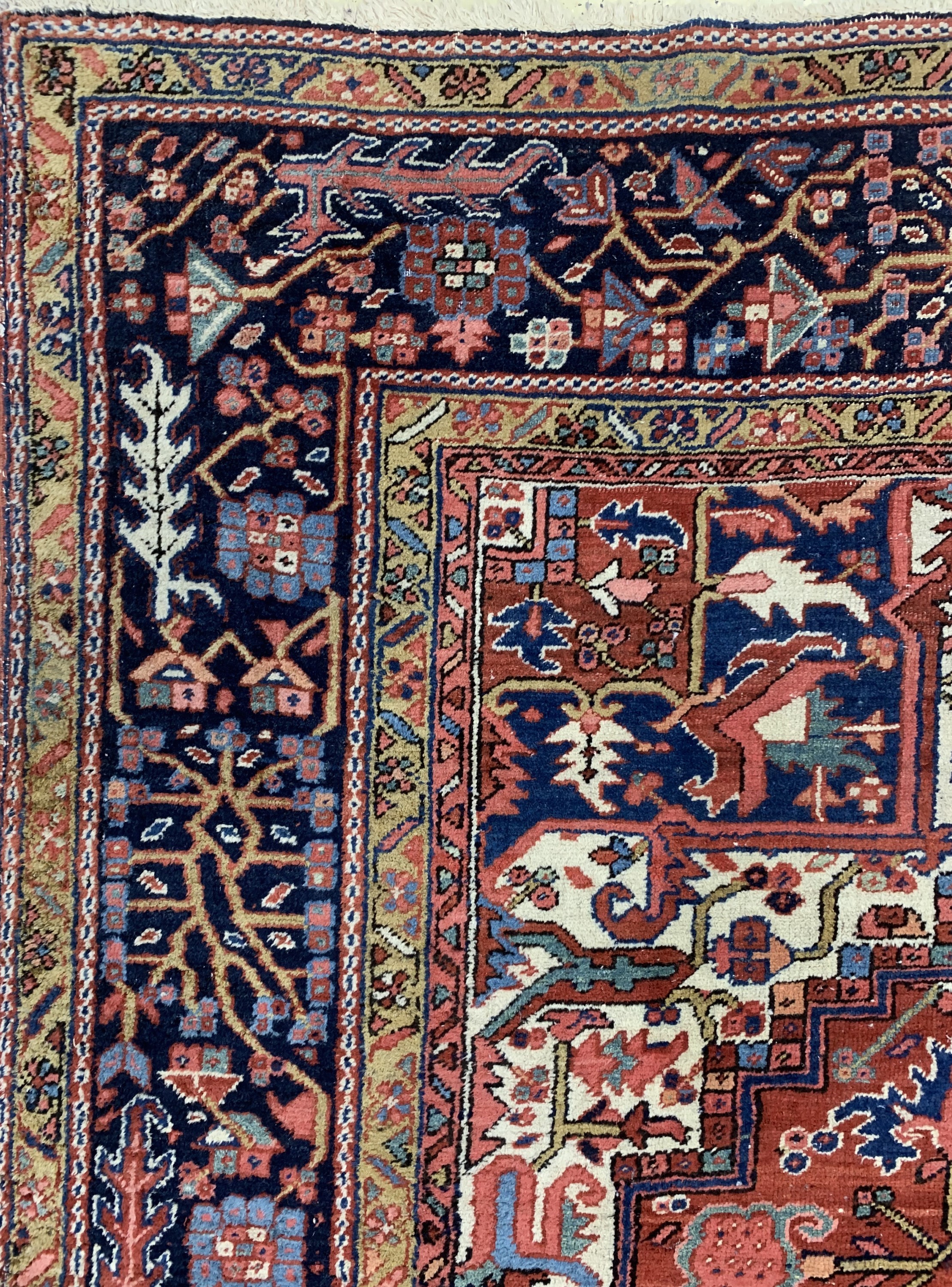 Detail e: Garadjeh antik, Persien, um 1900, Wolle aufBaumwolle, ca. 376 x 263 cm, Mottenfraß, EHZ: 4
