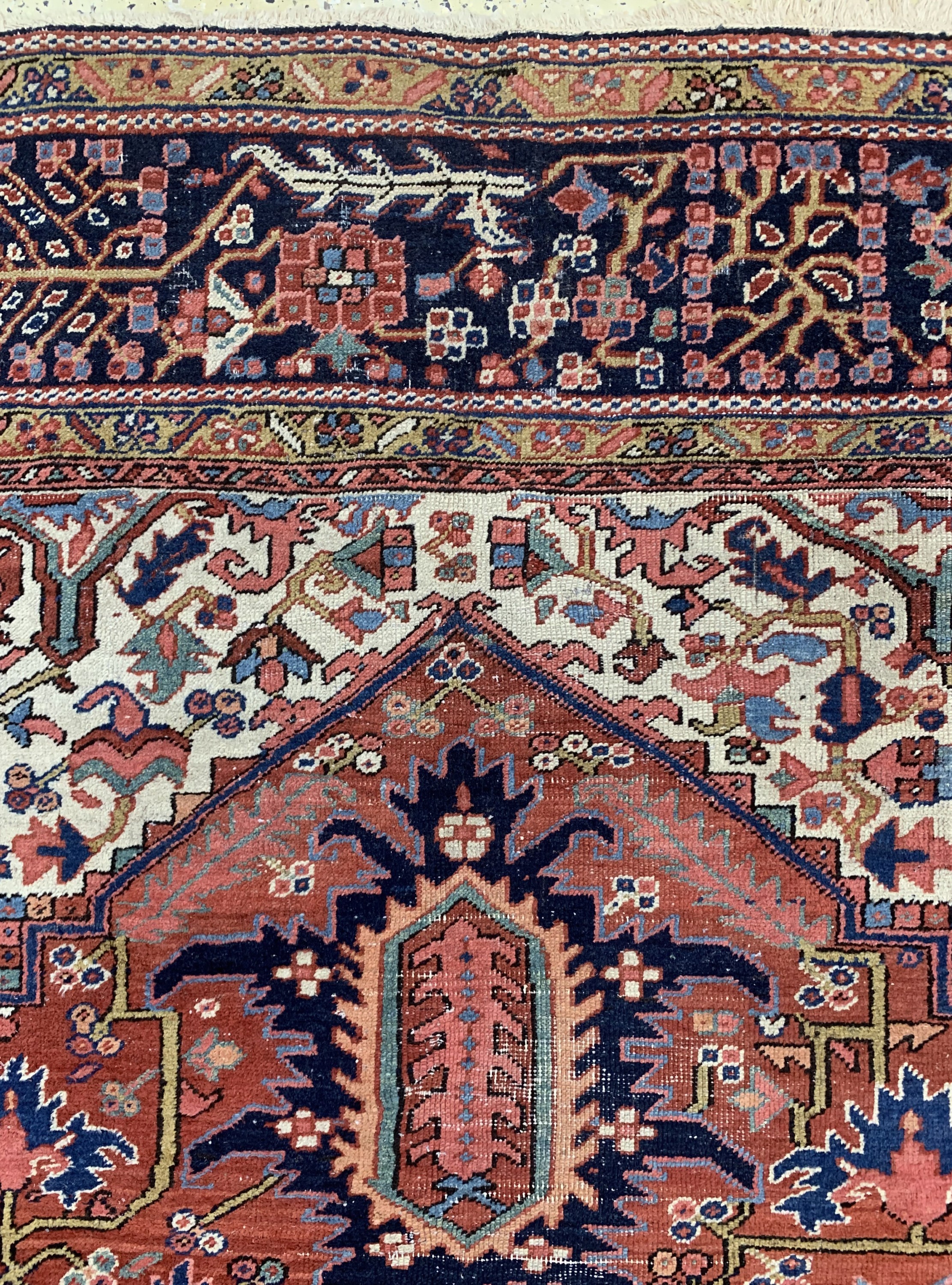 Detail g: Garadjeh antik, Persien, um 1900, Wolle aufBaumwolle, ca. 376 x 263 cm, Mottenfraß, EHZ: 4