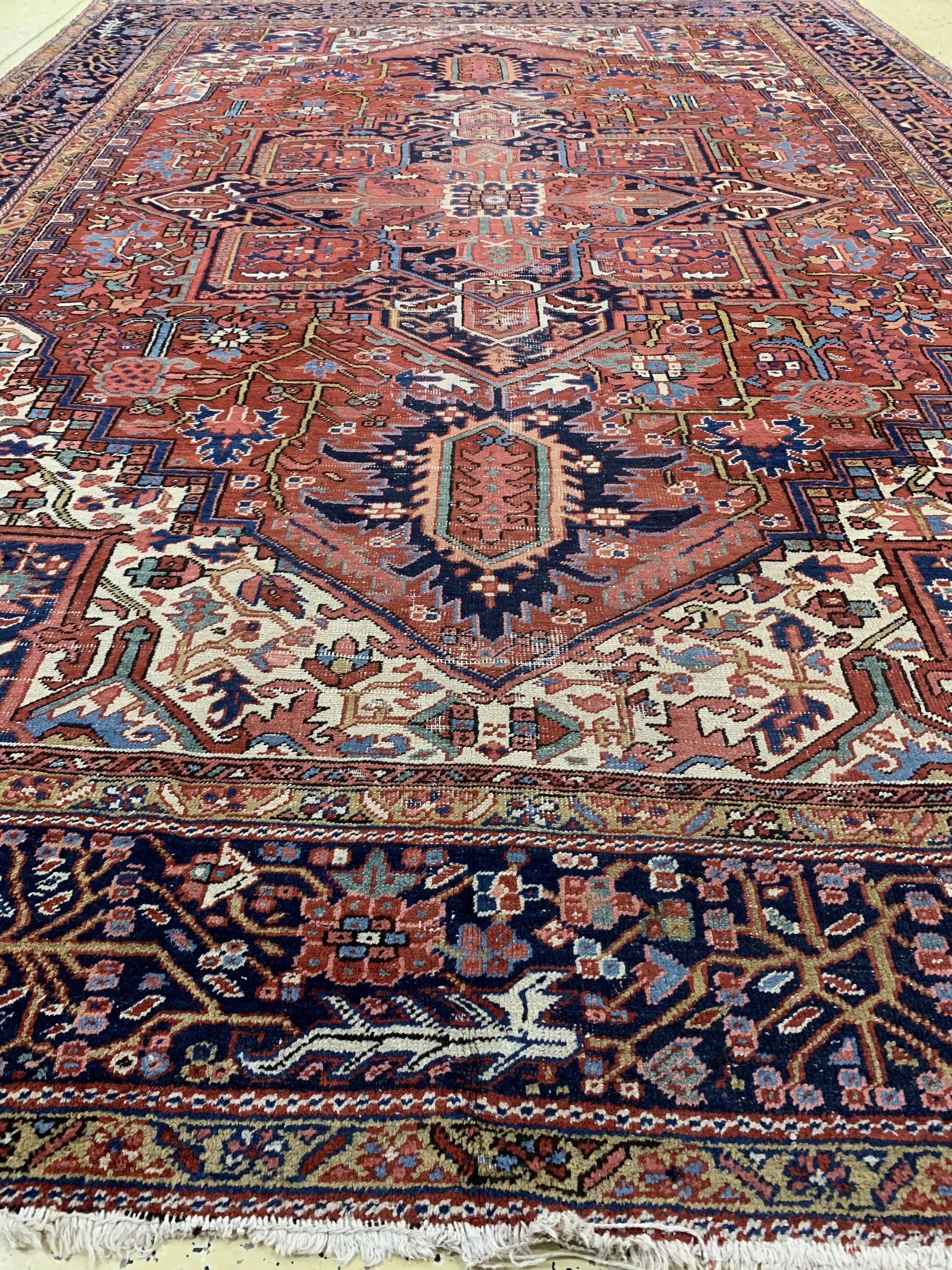 Detail h: Garadjeh antik, Persien, um 1900, Wolle aufBaumwolle, ca. 376 x 263 cm, Mottenfraß, EHZ: 4