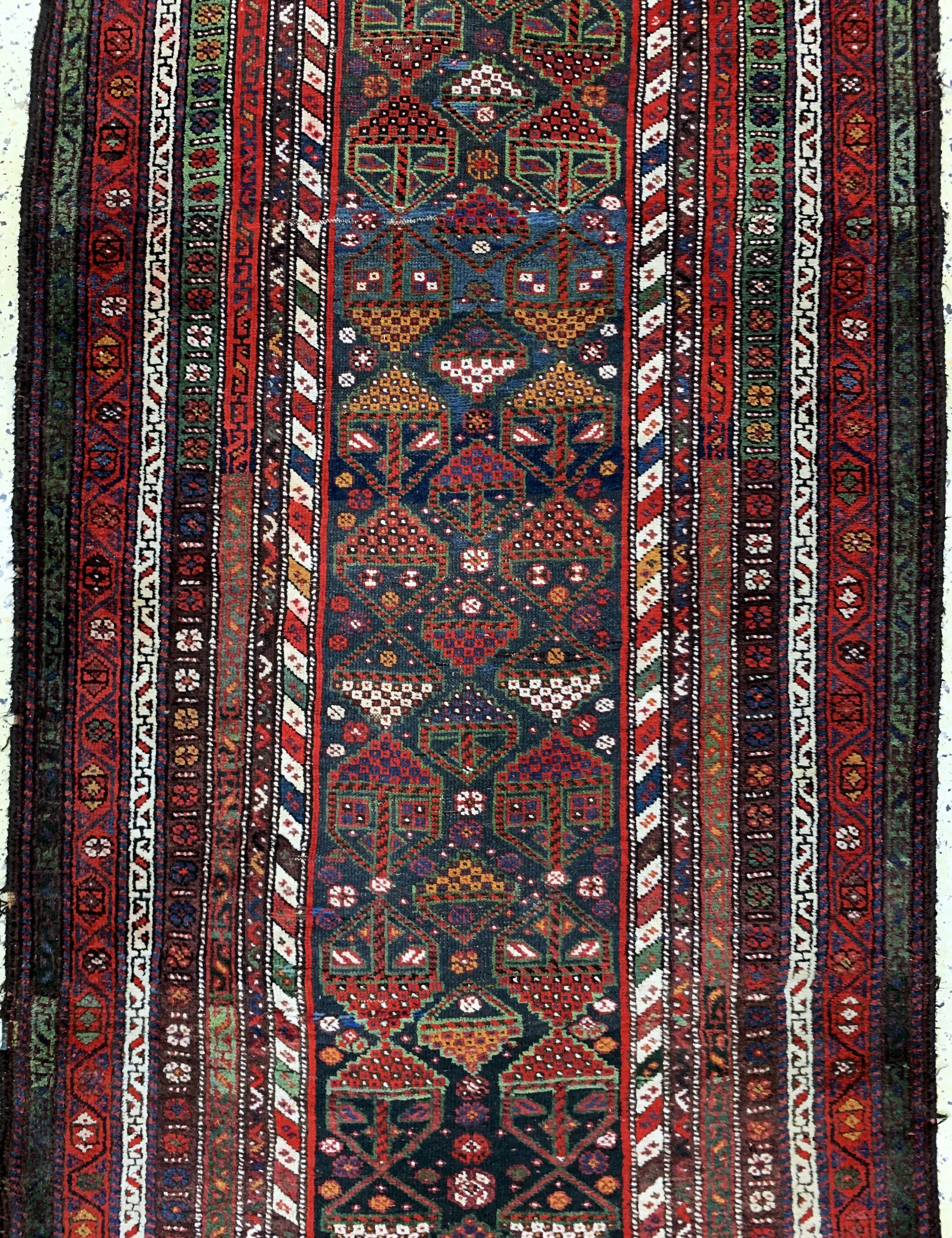 Detail b: Kurdischer Dorfteppich, Persien, um 1900, Wolle auf Wolle, ca. 493 x 118 cm, EHZ: 3