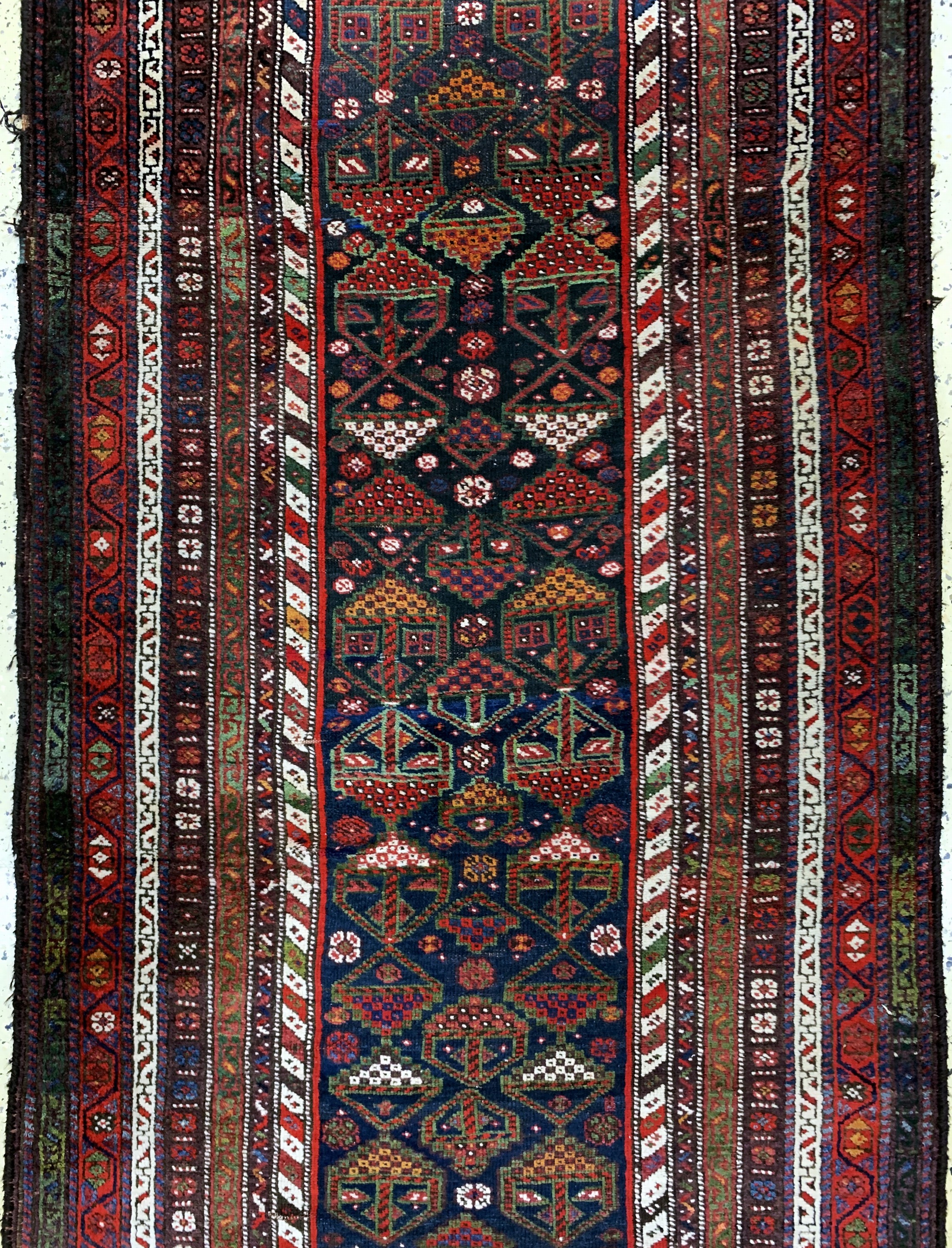 Detail c: Kurdischer Dorfteppich, Persien, um 1900, Wolle auf Wolle, ca. 493 x 118 cm, EHZ: 3