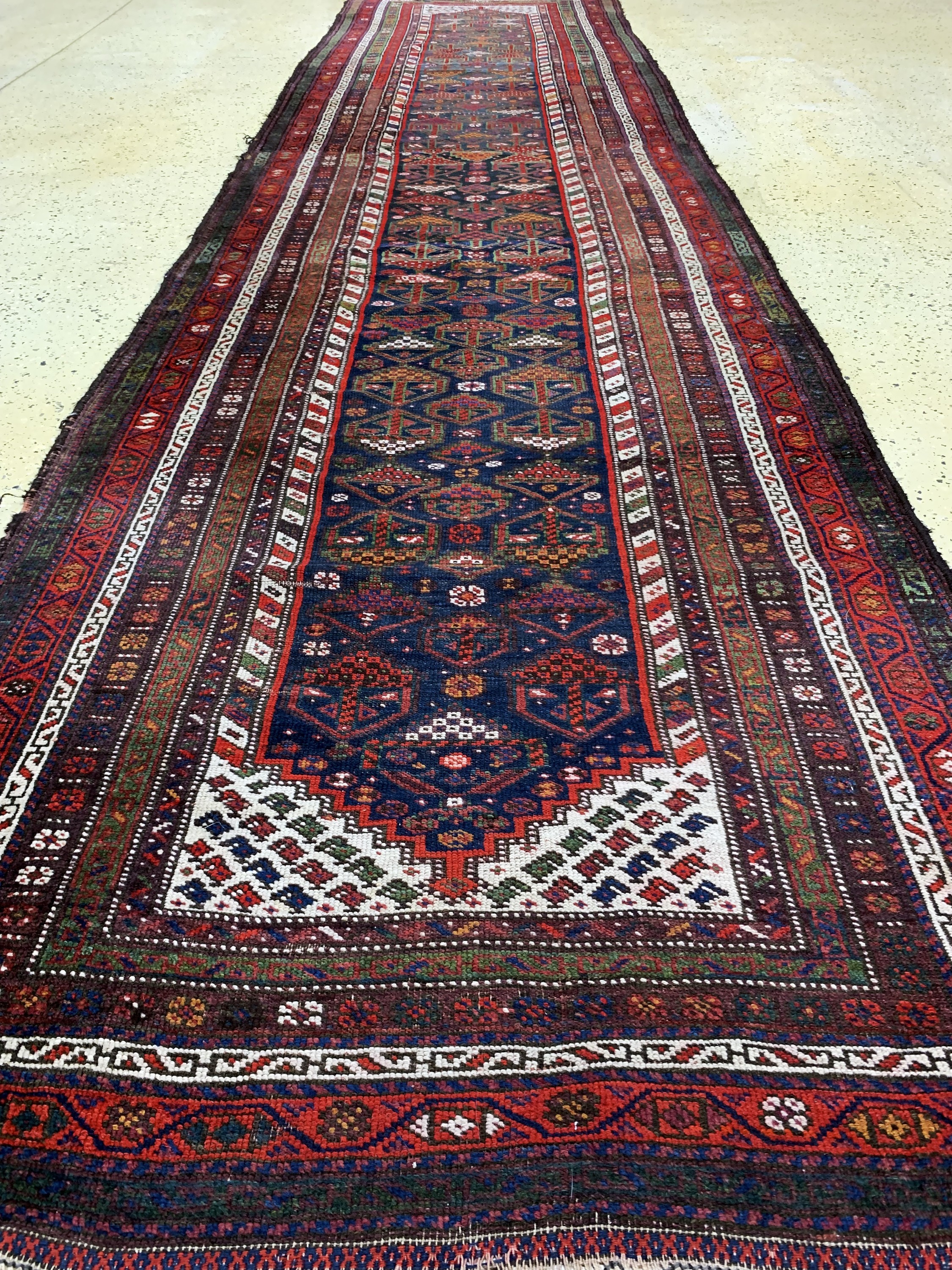 Detail e: Kurdischer Dorfteppich, Persien, um 1900, Wolle auf Wolle, ca. 493 x 118 cm, EHZ: 3