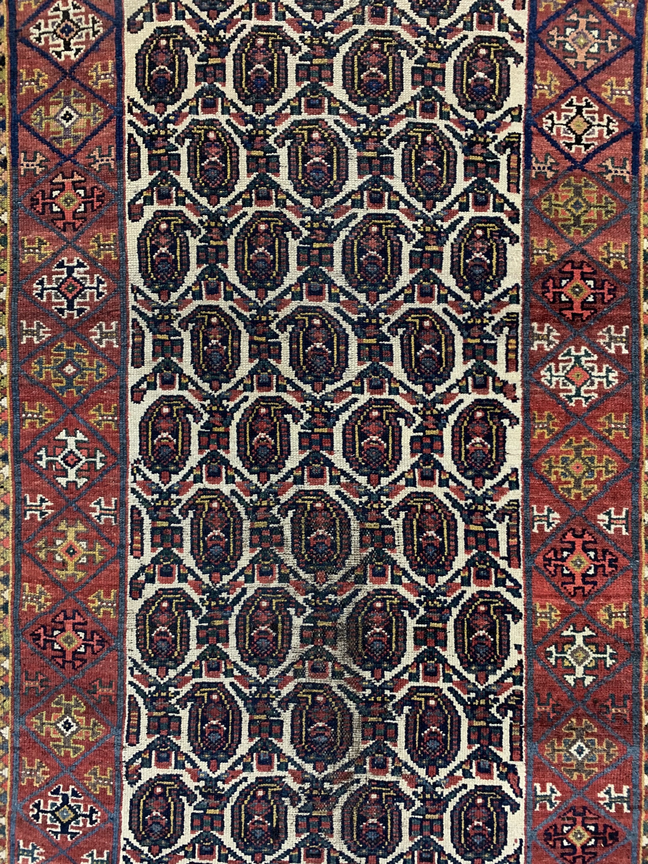 Detail c: Antiker Bachtiar, Persien, 19.Jhd, Wolle auf Wolle, ca. 290 x 125 cm, EHZ: 3