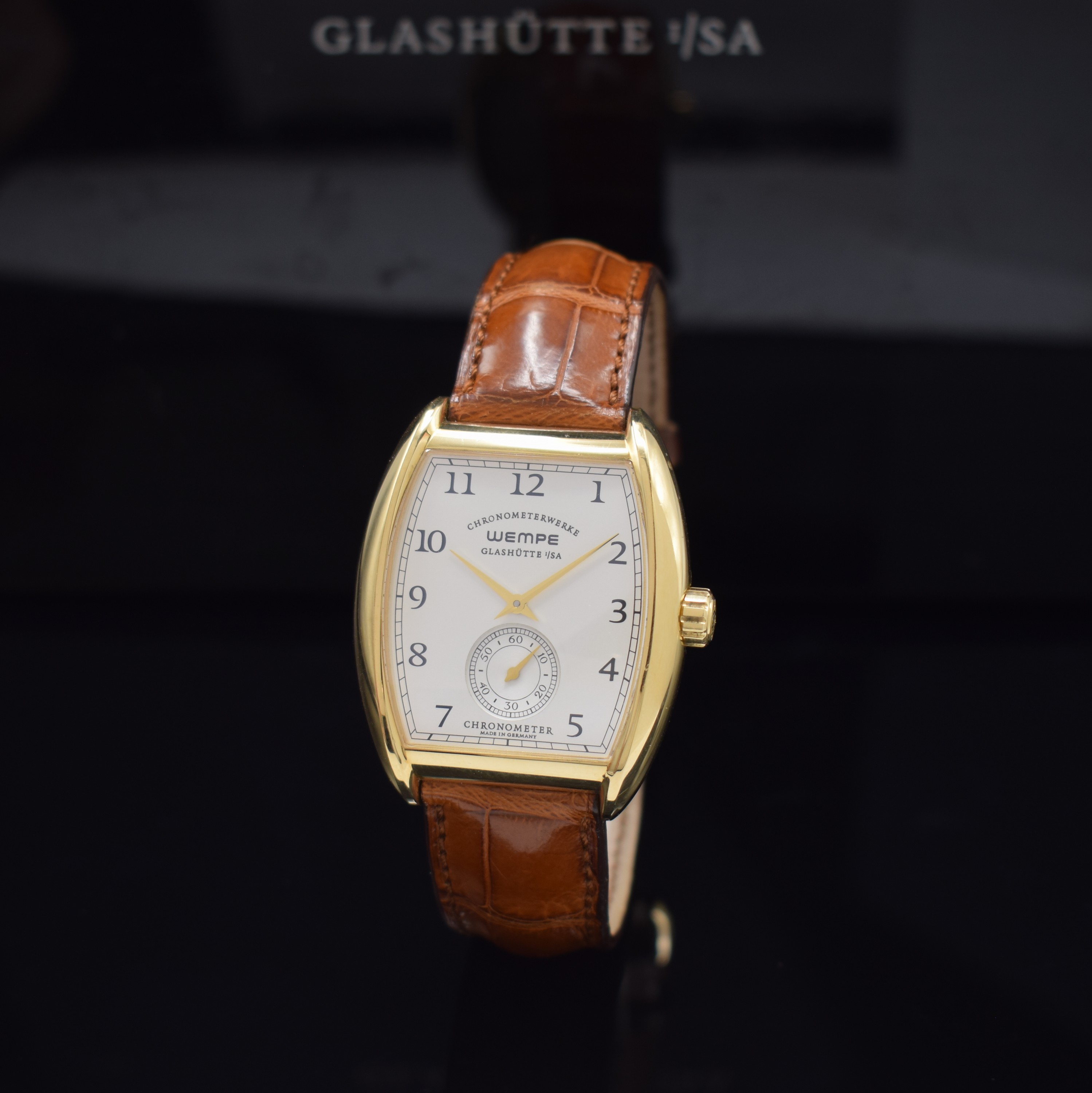 WEMPE hochfeines und seltenes Armbandchronometer, Deutschland um 2010, Handaufzug, tonneauförmiges GG 750/000 Geh. inkl. orig. Lederband m. orig. ...