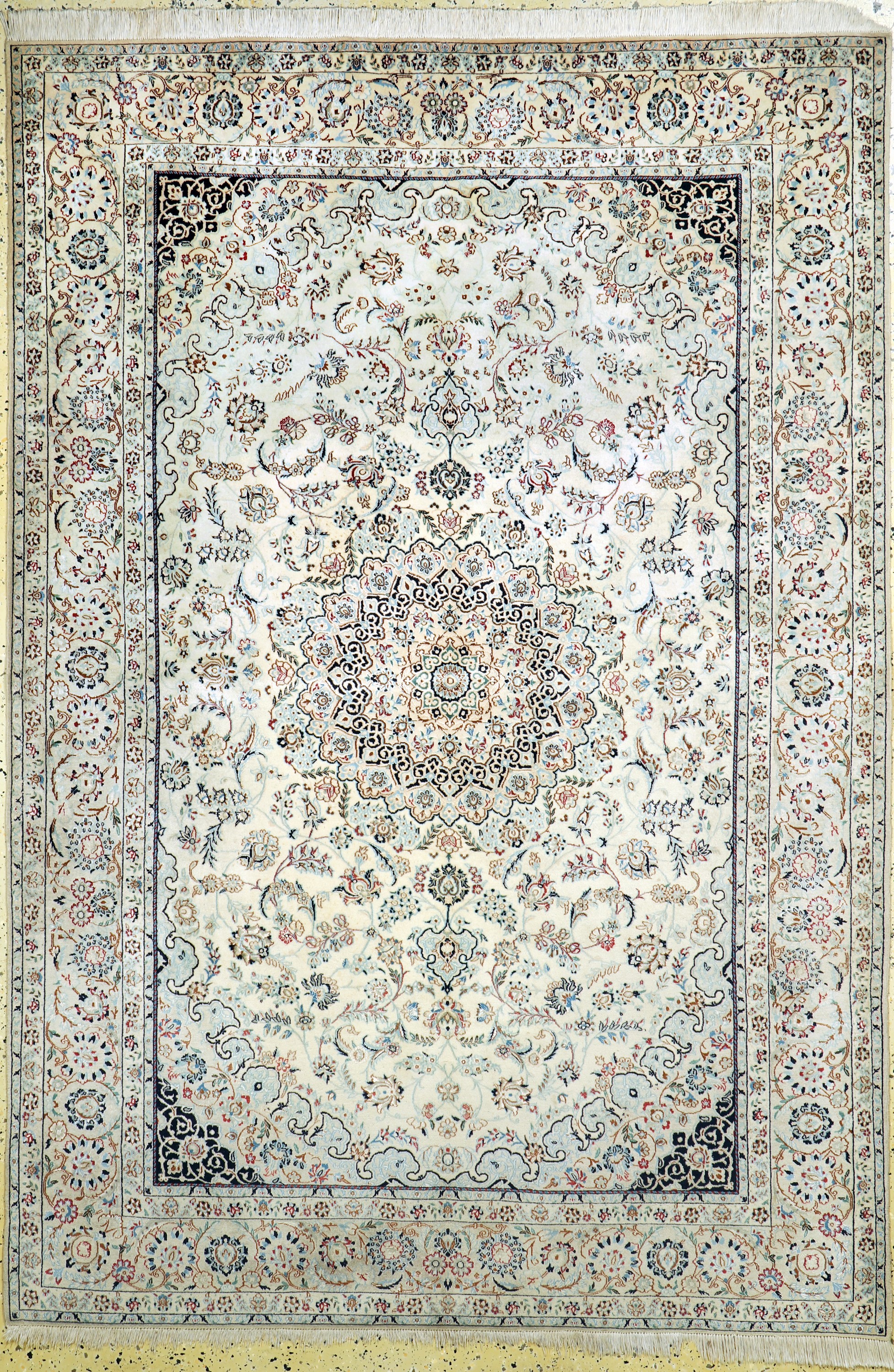 Nain fein(6 La), Persien, Mitte 20.Jhd, Korkwolle mit Seide, ca. 244 x 167 cm, ca. 1,0Mio. Kn/qm, EHZ: 2, (verschmutzt)