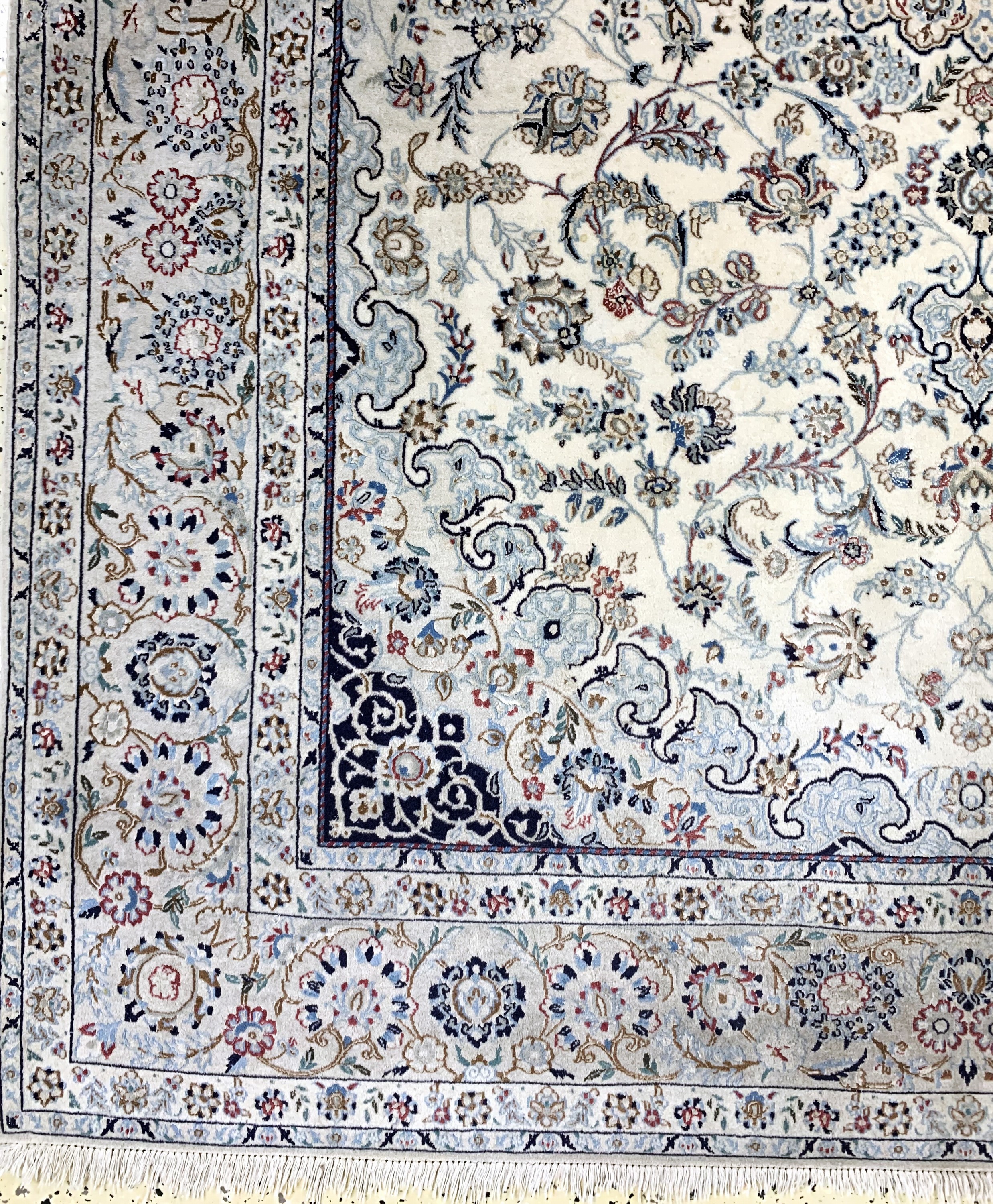 Detail b: Nain fein(6 La), Persien, Mitte 20.Jhd, Korkwolle mit Seide, ca. 244 x 167 cm, ca. 1,0Mio. Kn/qm, EHZ: 2, (verschmutzt)