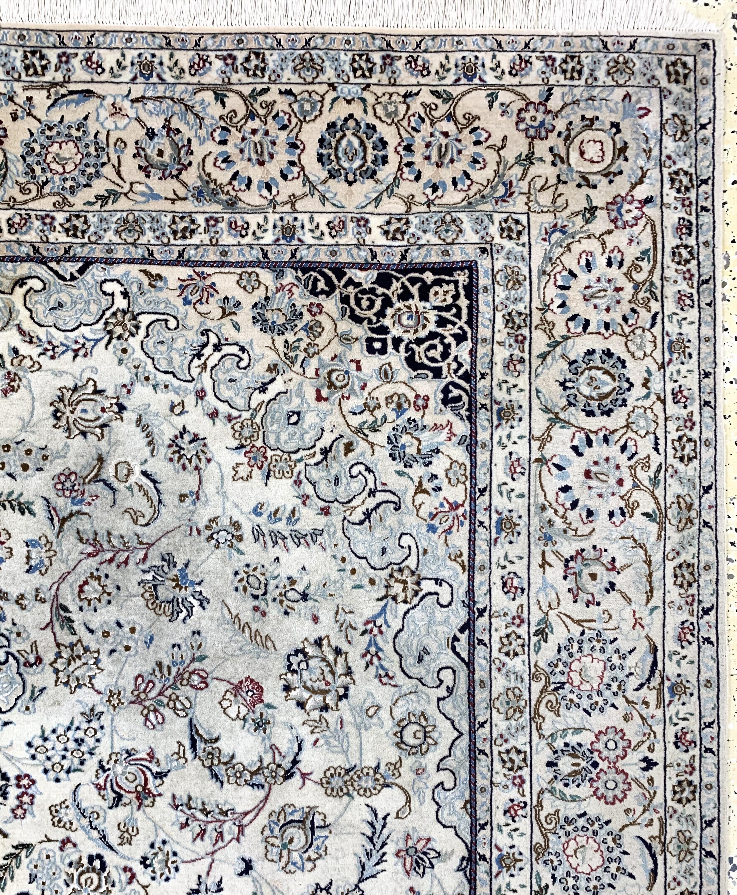 Detail e: Nain fein(6 La), Persien, Mitte 20.Jhd, Korkwolle mit Seide, ca. 244 x 167 cm, ca. 1,0Mio. Kn/qm, EHZ: 2, (verschmutzt)