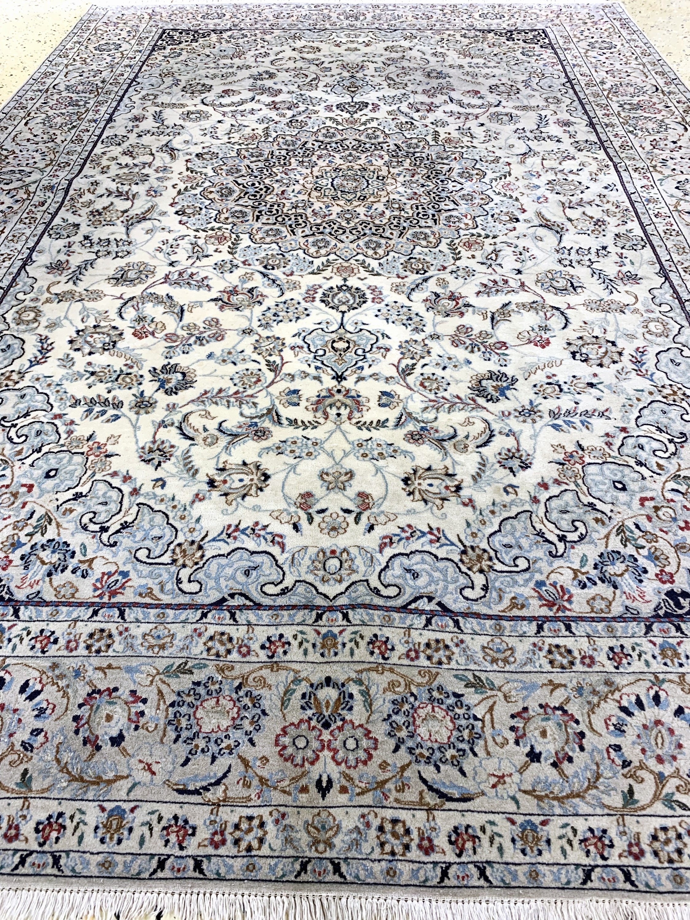 Detail f: Nain fein(6 La), Persien, Mitte 20.Jhd, Korkwolle mit Seide, ca. 244 x 167 cm, ca. 1,0Mio. Kn/qm, EHZ: 2, (verschmutzt)