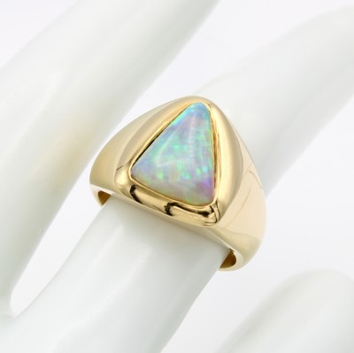 Image Ring mit Opal, GG 750/000, dreieck. Opal- cabochon ca. 4.50 ct, RW ca. 56 ...