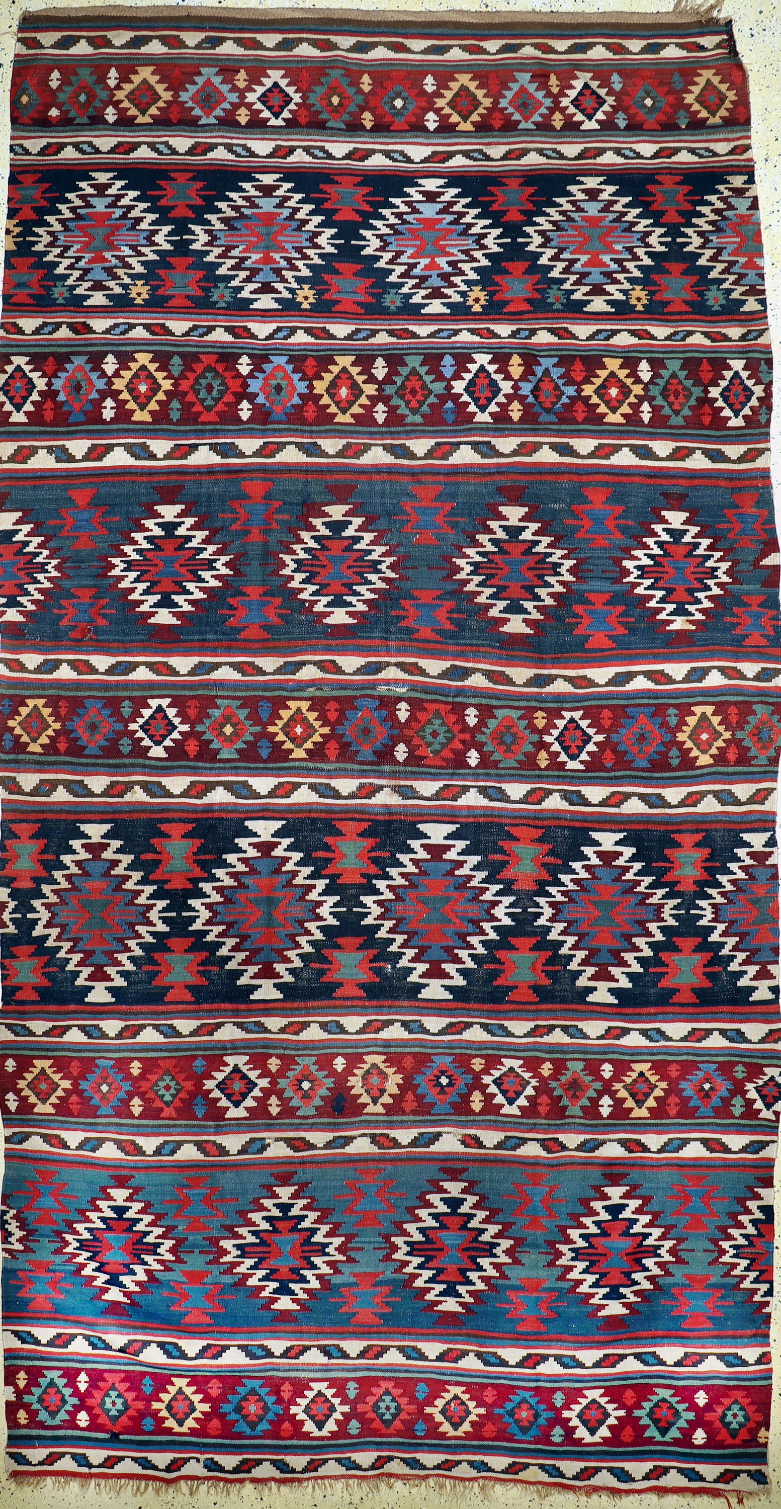 Schirwan Kelim antik, Kaukasus, um 1900, Wolle auf Wolle, ca. 415 x 215 cm, EHZ: 2, (kleine Löcher)