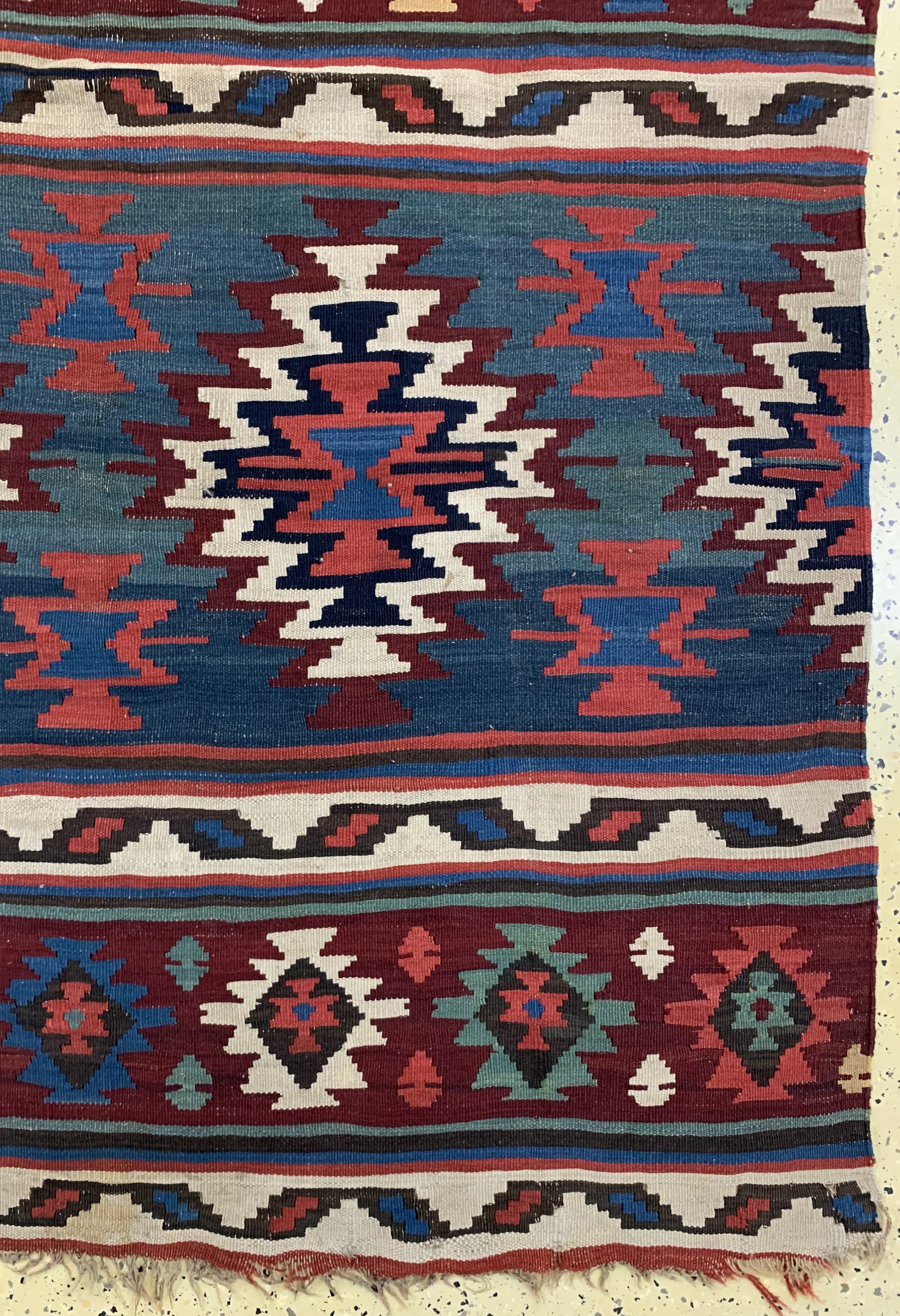 Detail a: Schirwan Kelim antik, Kaukasus, um 1900, Wolle auf Wolle, ca. 415 x 215 cm, EHZ: 2, (kleine Löcher)